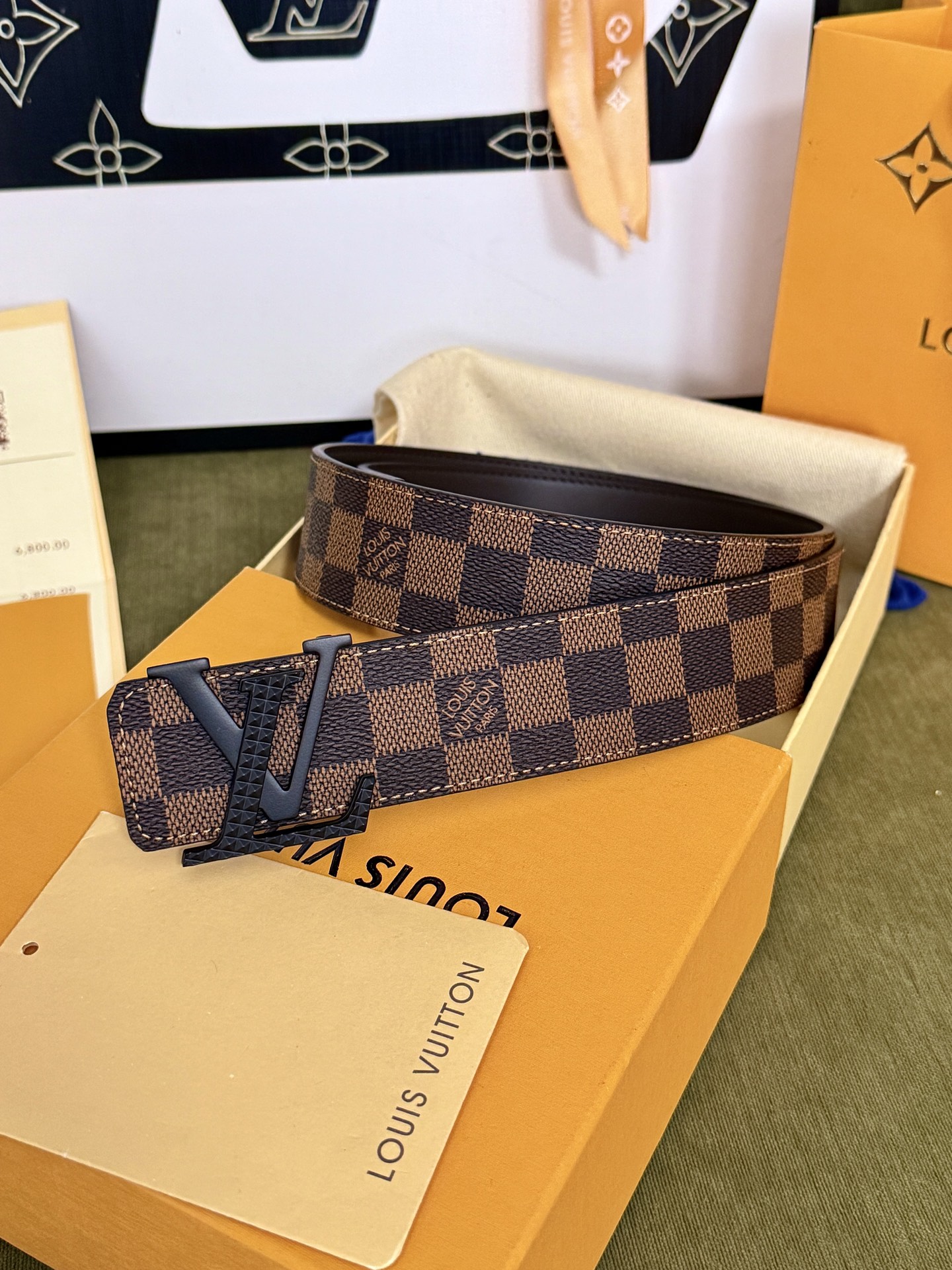 LV棕格棋盘纹黑标皮带｜40mm标准宽度         经典格纹面料贴合细腻牛皮内里，做工规整质感出 哑光黑立体LV金