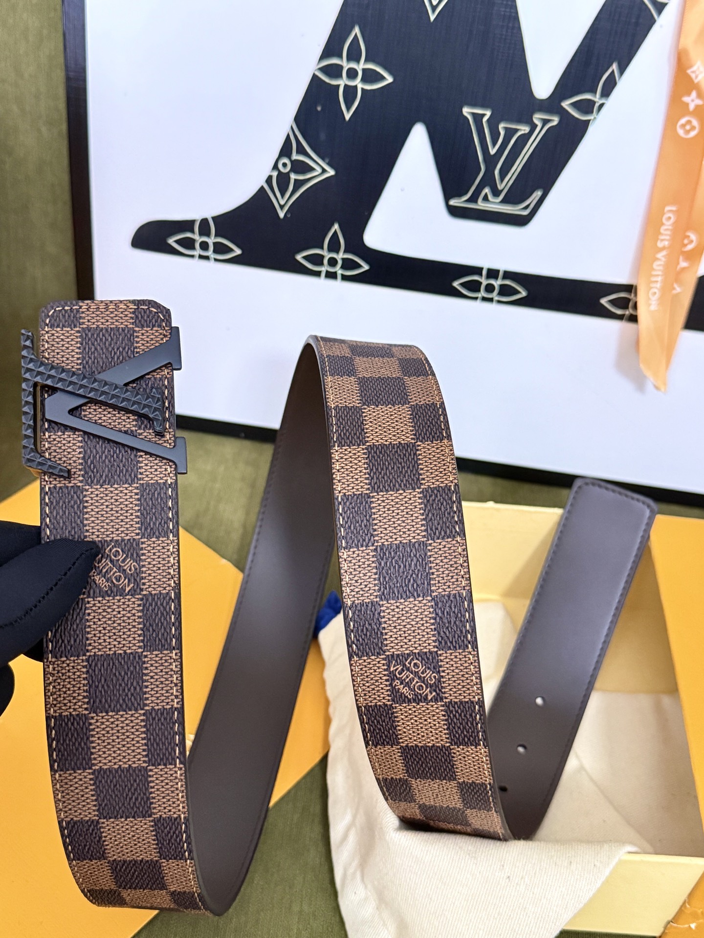 LV棕格棋盘纹黑标皮带｜40mm标准宽度         经典格纹面料贴合细腻牛皮内里，做工规整质感出 哑光黑立体LV金