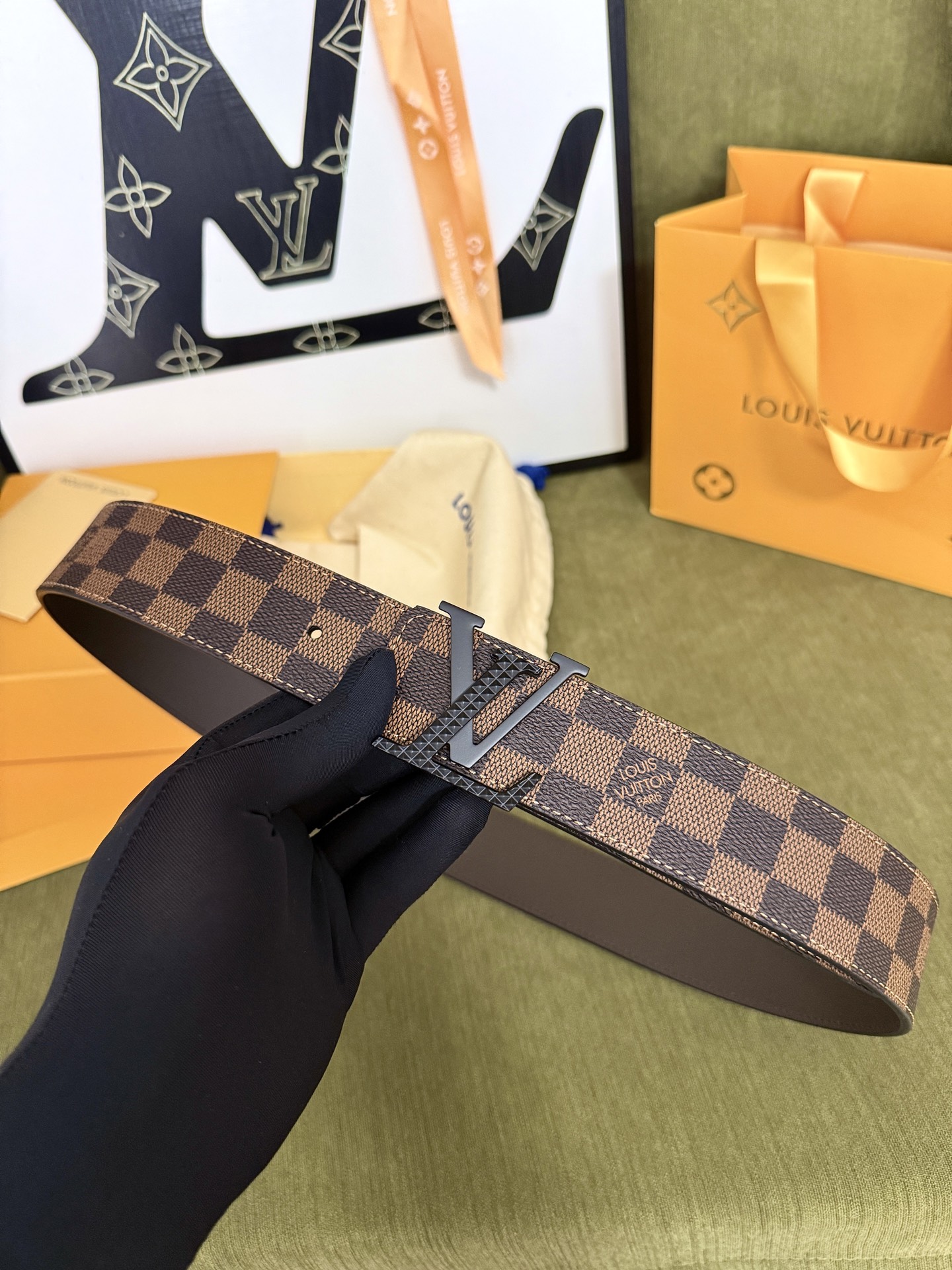 LV棕格棋盘纹黑标皮带｜40mm标准宽度         经典格纹面料贴合细腻牛皮内里，做工规整质感出 哑光黑立体LV金