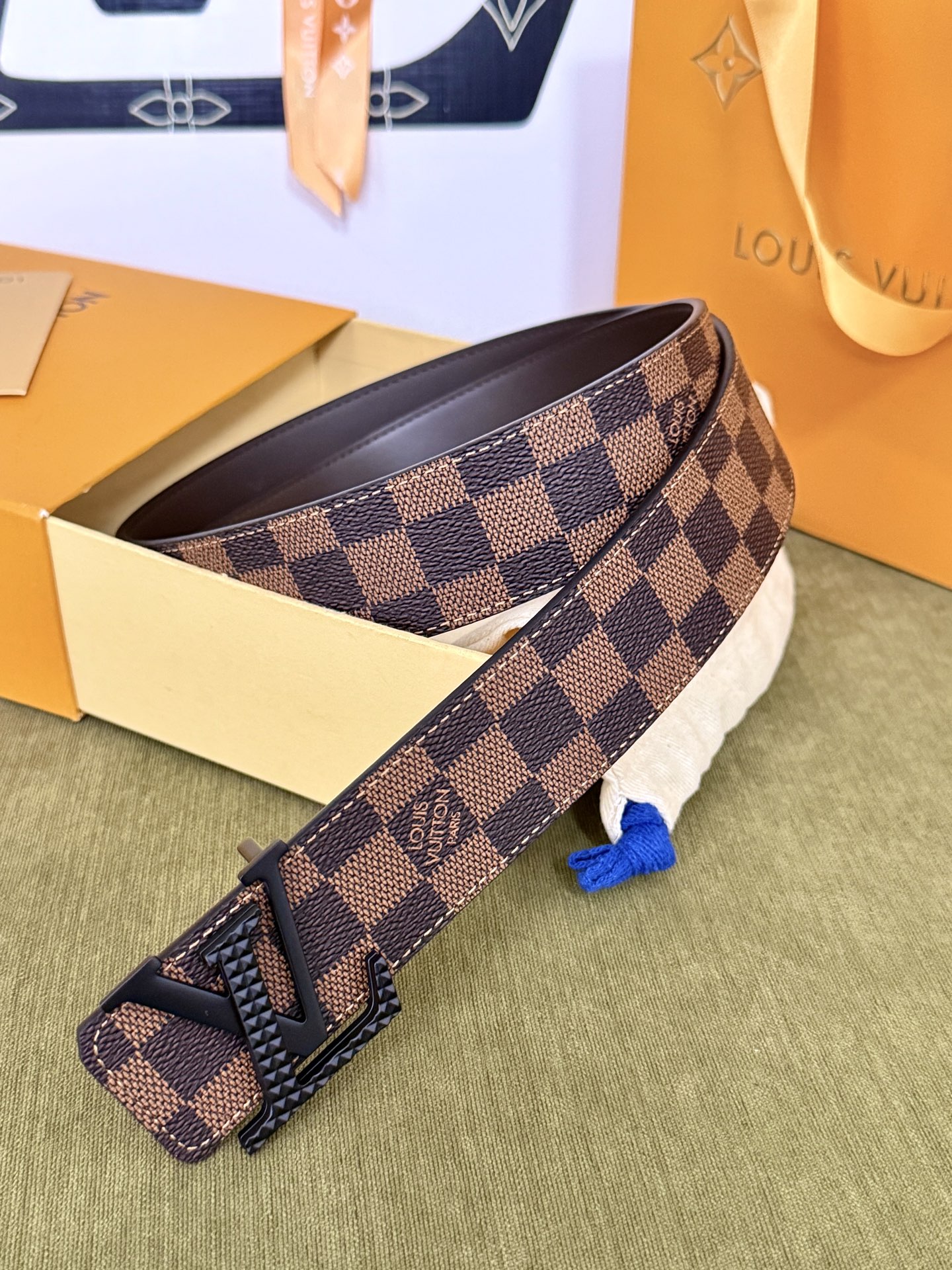 LV棕格棋盘纹黑标皮带｜40mm标准宽度         经典格纹面料贴合细腻牛皮内里，做工规整质感出 哑光黑立体LV金