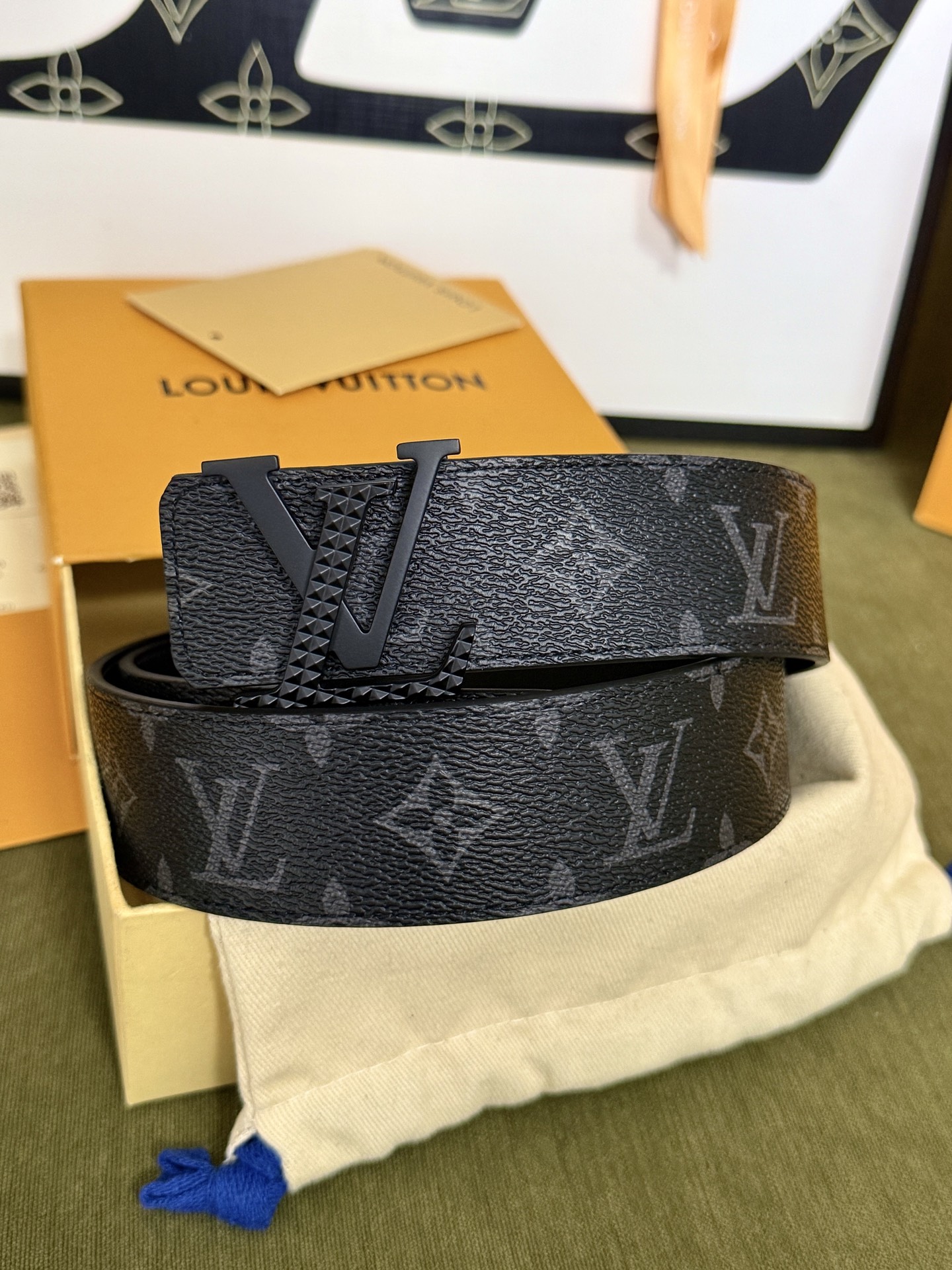 LV黑灰满印老花黑扣皮带|40mm标准宽度 深色老花防水耐磨面料,内衬头层牛皮柔韧耐用 纯黑哑光L LV黑灰满印老花黑扣皮带|40mm标准宽度 深色老花防水耐磨面料,内衬头层牛皮柔韧耐用 纯黑哑光L