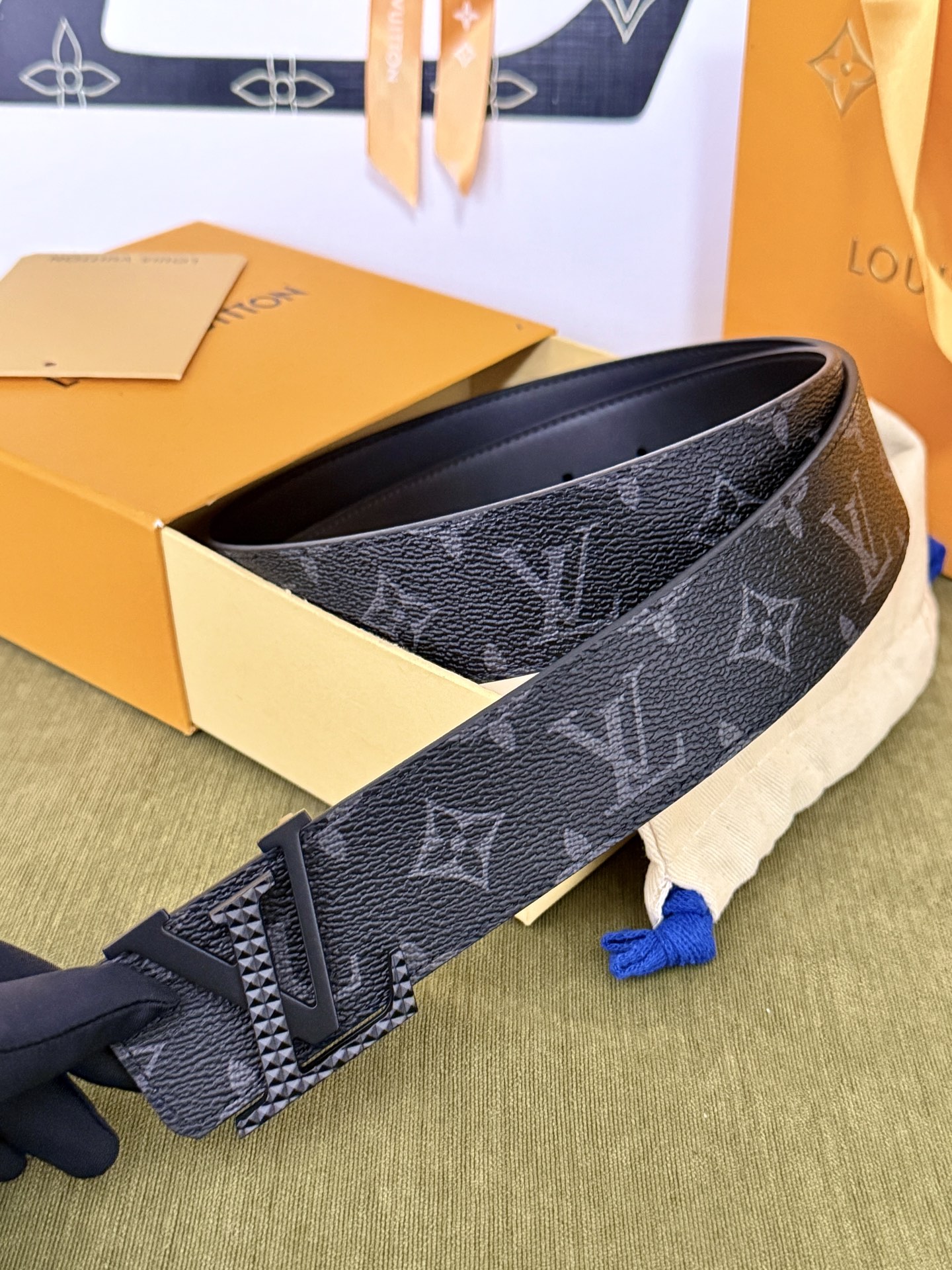 LV黑灰满印老花黑扣皮带｜40mm标准宽度            深色老花防水耐磨面料，内衬头层牛皮柔韧耐用 纯黑哑光L