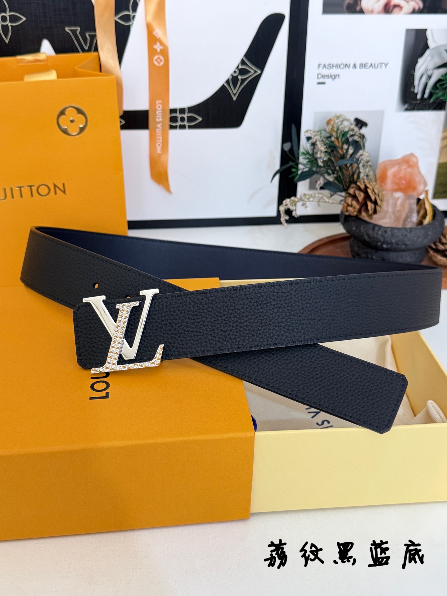 LV荔枝纹经典LV字母扣皮带｜40mm标准宽度             细腻荔枝纹头层牛皮，双面配色设计，内里真皮底 柔