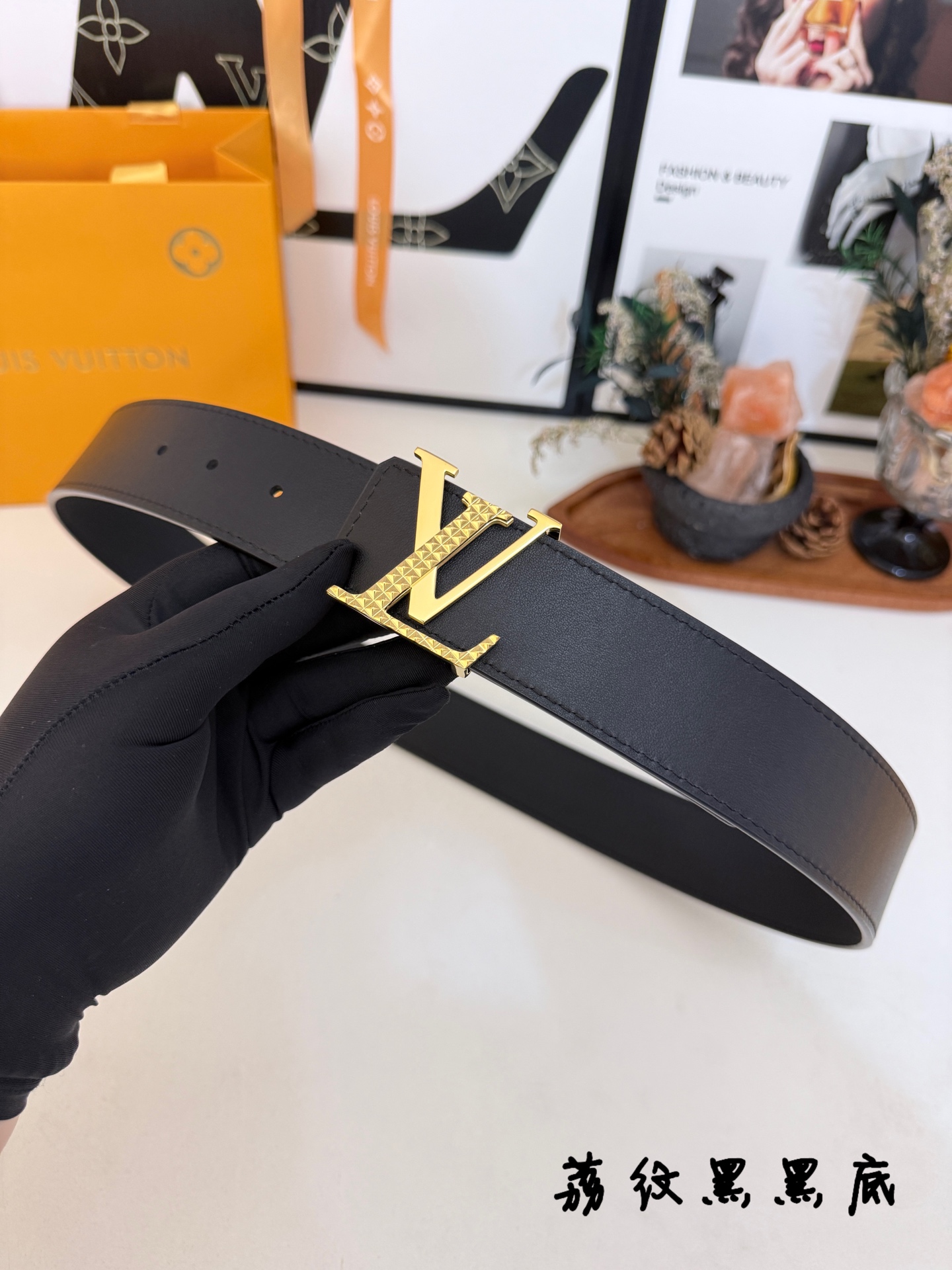 LV荔枝纹经典LV字母扣皮带｜40mm标准宽度             细腻荔枝纹头层牛皮，双面配色设计，内里真皮底 柔