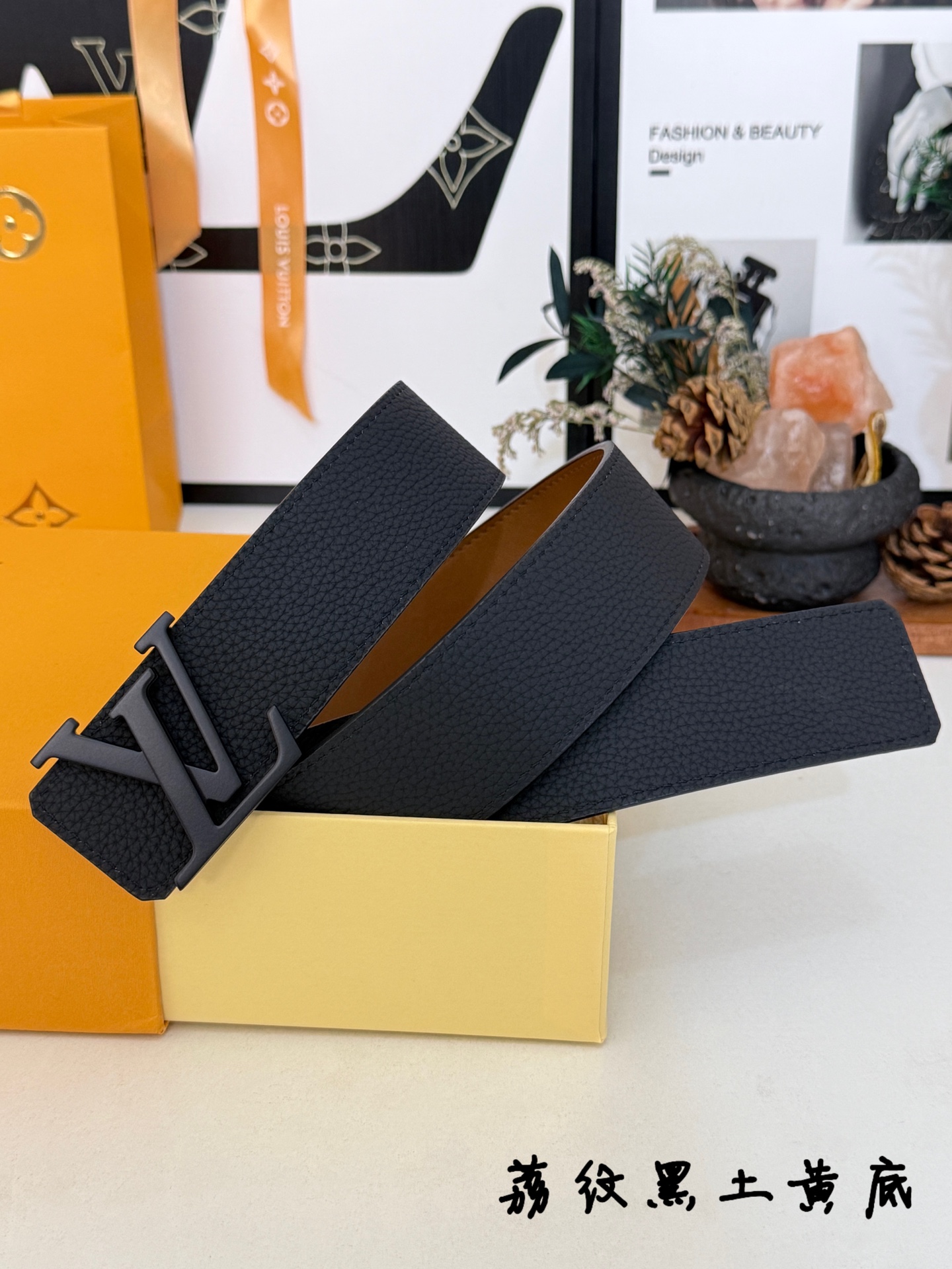 LV荔枝纹经典LV字母扣皮带|40mm标准宽度 细腻荔枝纹头层牛皮,双面配色设计,内里真皮底 柔 LV荔枝纹经典LV字母扣皮带|40mm标准宽度 细腻荔枝纹头层牛皮,双面配色设计,内里真皮底 柔