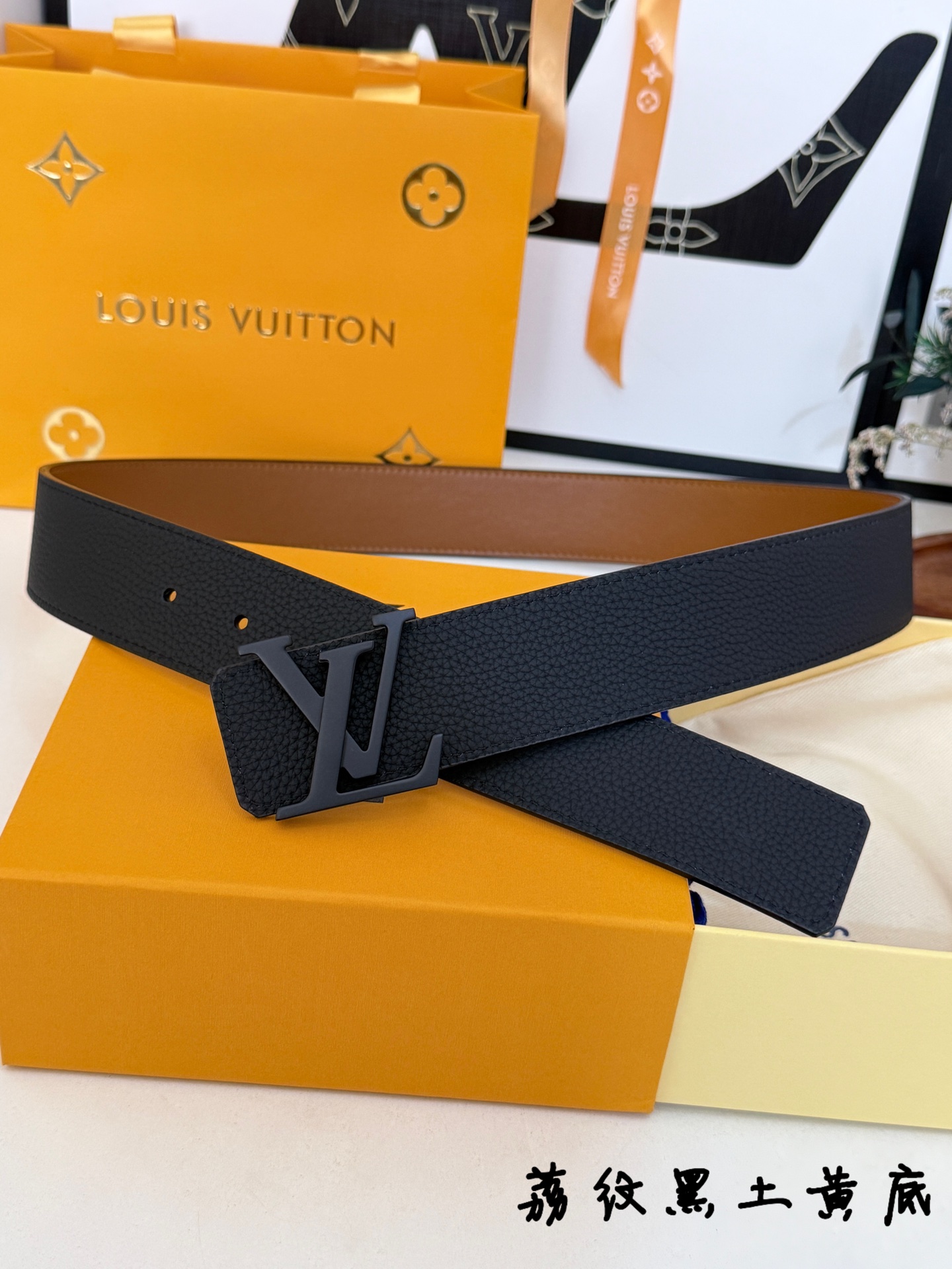 LV荔枝纹经典LV字母扣皮带｜40mm标准宽度             细腻荔枝纹头层牛皮，双面配色设计，内里真皮底 柔