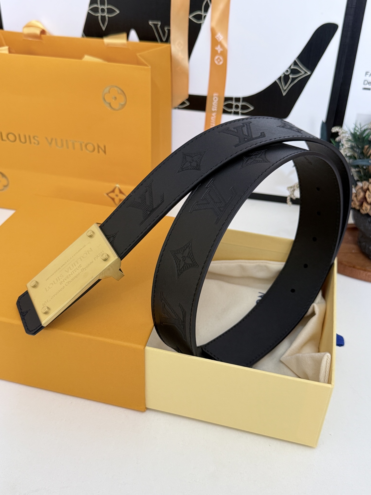 LV全黑压纹方牌扣皮带｜40mm标准宽度             通体头层压花牛皮打造，内里柔韧真皮材质，细腻肌理质感出