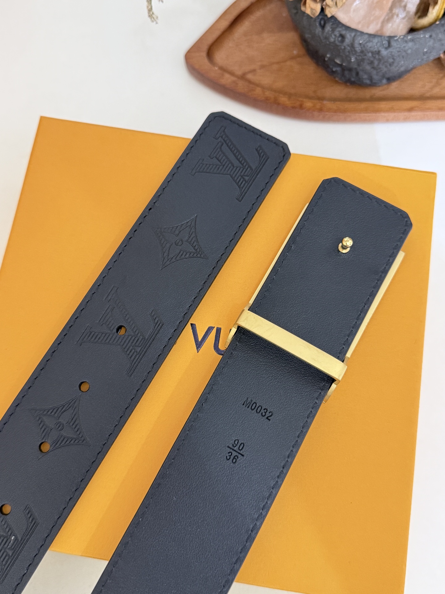 LV全黑压纹方牌扣皮带｜40mm标准宽度             通体头层压花牛皮打造，内里柔韧真皮材质，细腻肌理质感出