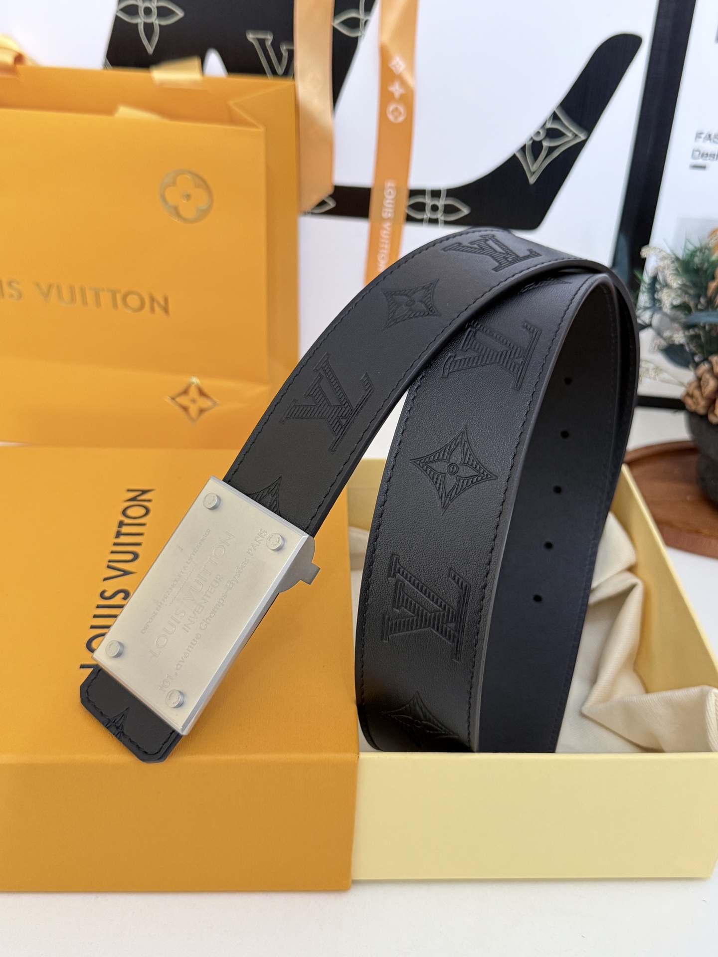 LV全黑压纹方牌扣皮带｜40mm标准宽度             通体头层压花牛皮打造，内里柔韧真皮材质，细腻肌理质感出
