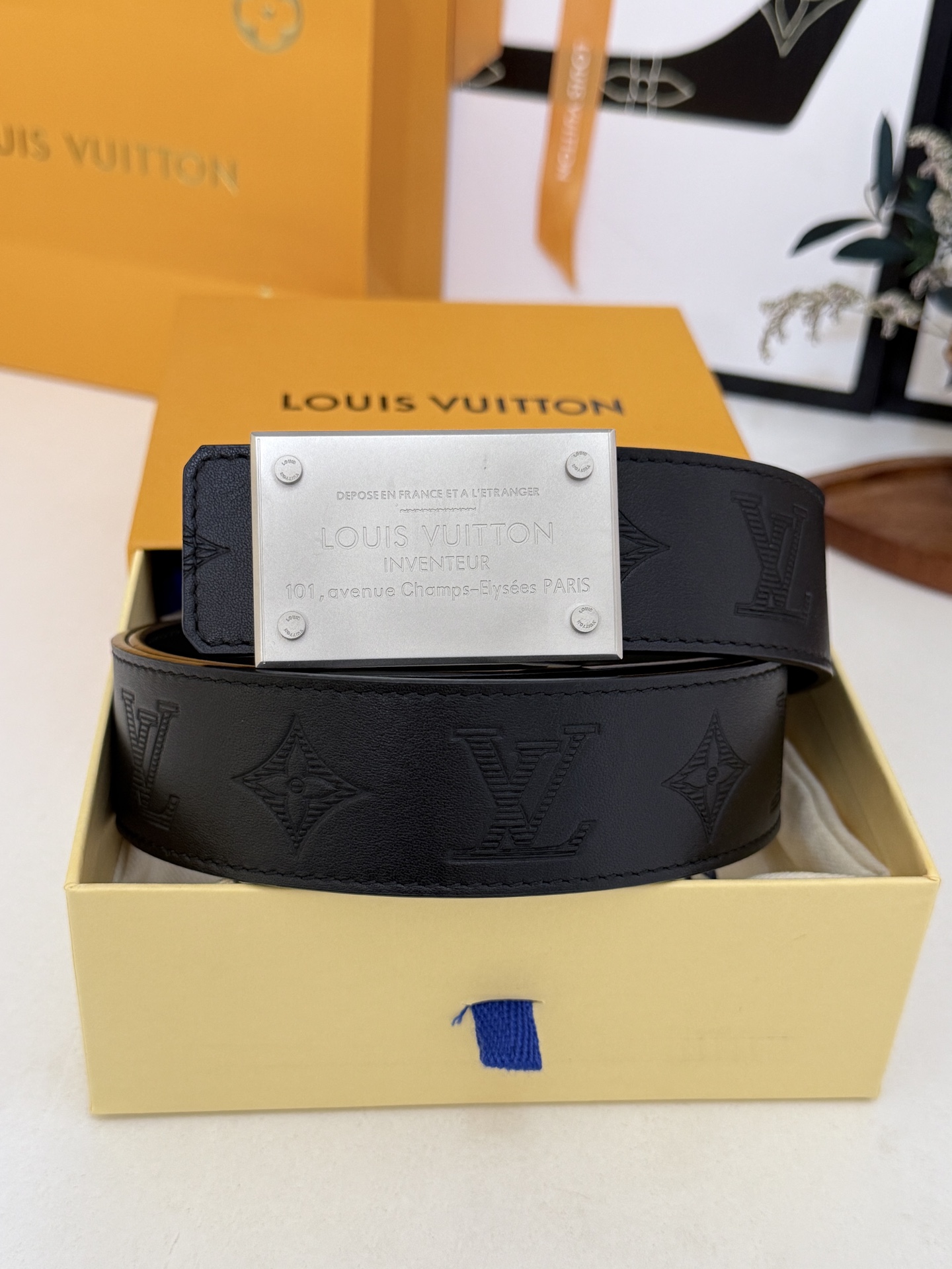LV全黑压纹方牌扣皮带|40mm标准宽度 通体头层压花牛皮打造,内里柔韧真皮材质,细腻肌理质感出 LV全黑压纹方牌扣皮带|40mm标准宽度 通体头层压花牛皮打造,内里柔韧真皮材质,细腻肌理质感出