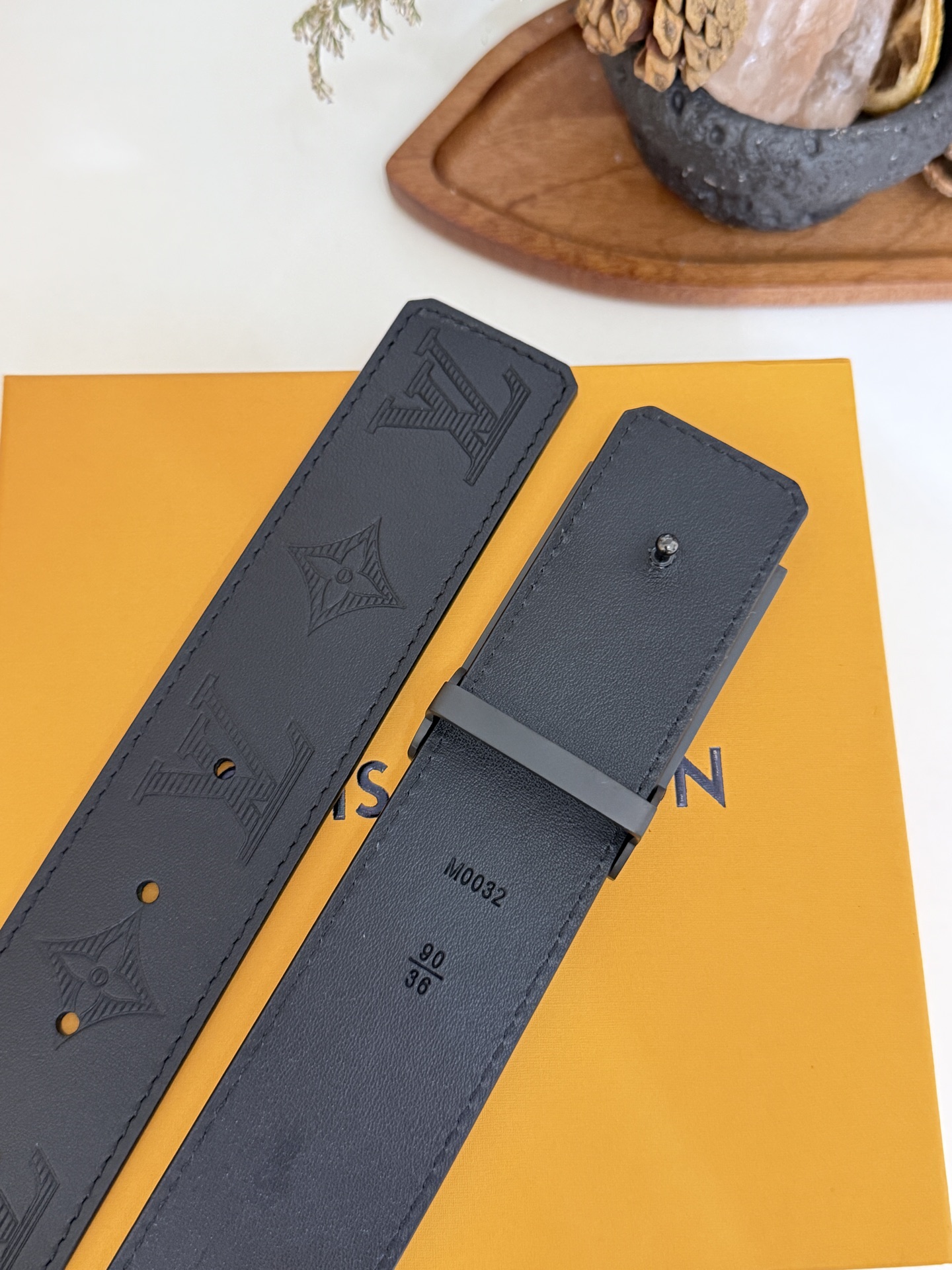 LV全黑压纹方牌扣皮带｜40mm标准宽度             通体头层压花牛皮打造，内里柔韧真皮材质，细腻肌理质感出