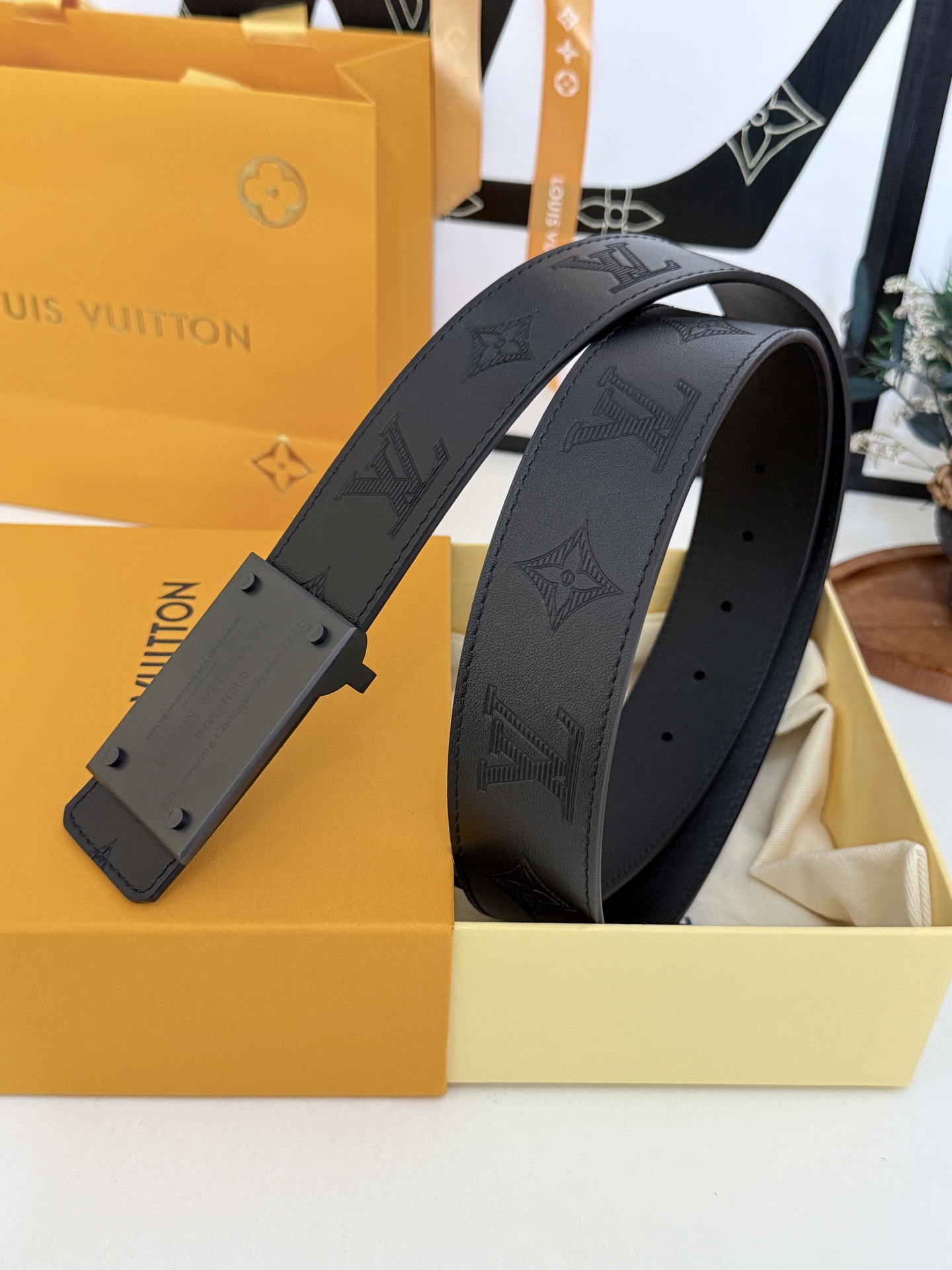 LV全黑压纹方牌扣皮带｜40mm标准宽度             通体头层压花牛皮打造，内里柔韧真皮材质，细腻肌理质感出