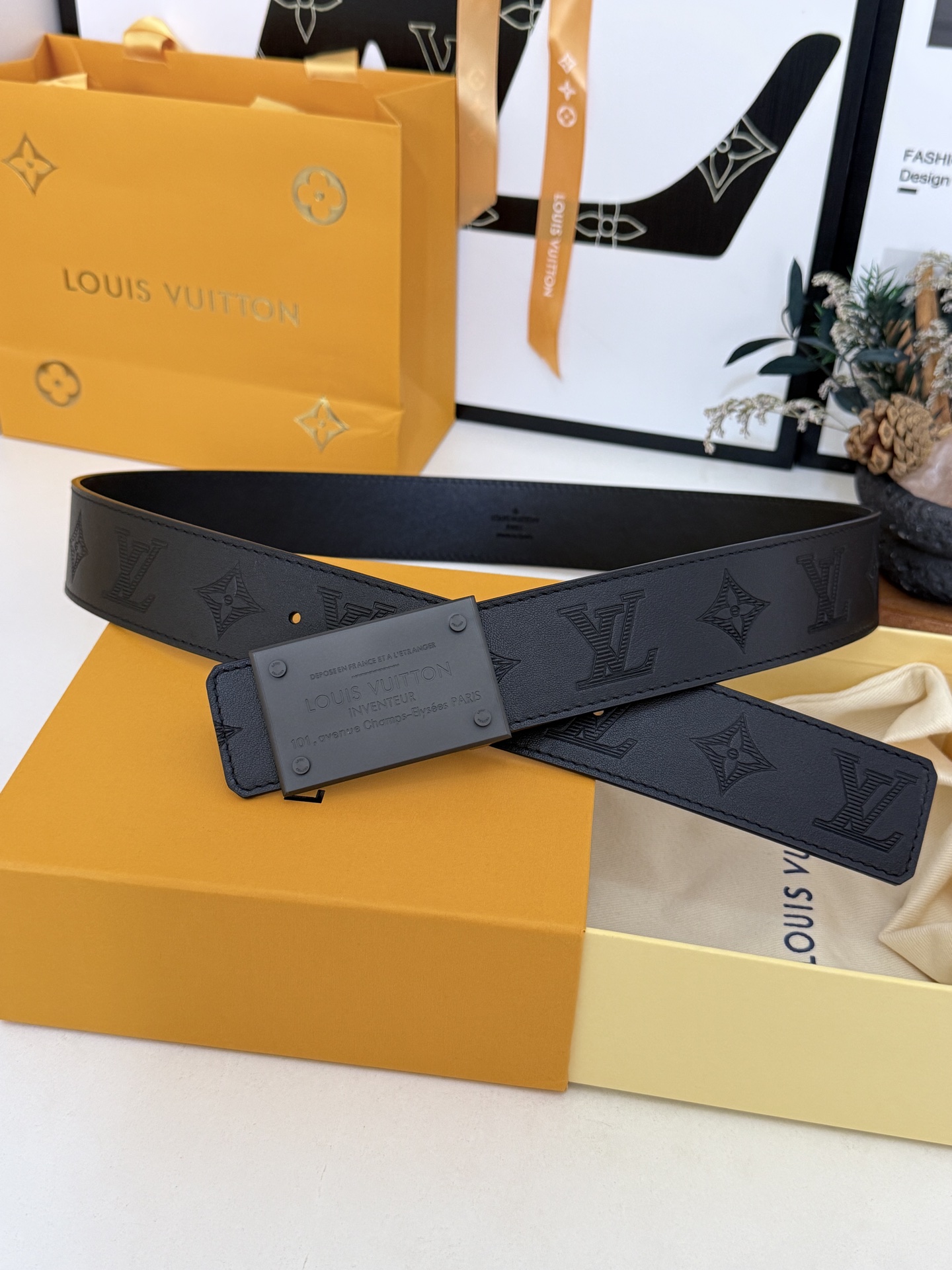 LV全黑压纹方牌扣皮带｜40mm标准宽度             通体头层压花牛皮打造，内里柔韧真皮材质，细腻肌理质感出