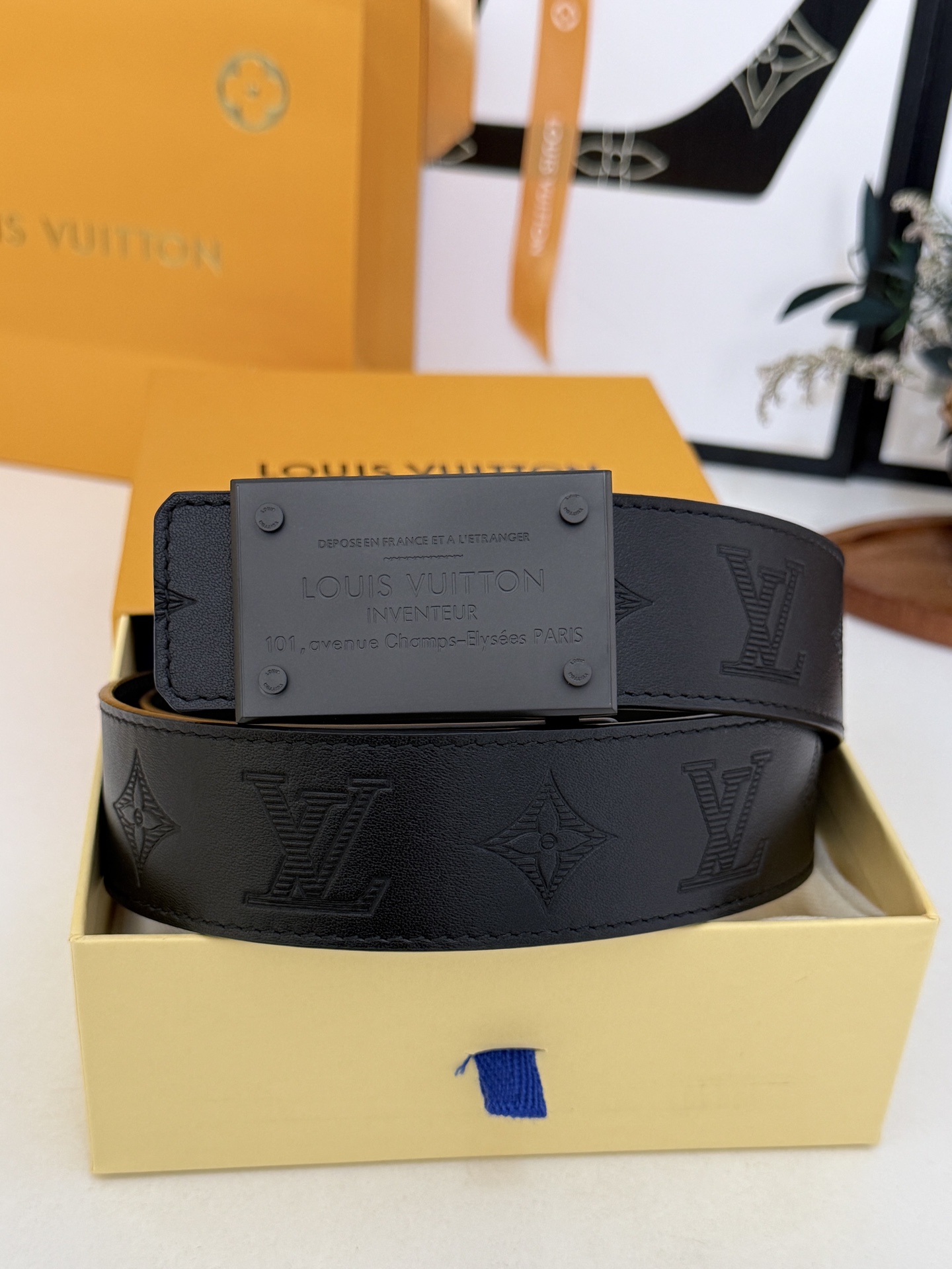 LV全黑压纹方牌扣皮带|40mm标准宽度 通体头层压花牛皮打造,内里柔韧真皮材质,细腻肌理质感出 LV全黑压纹方牌扣皮带|40mm标准宽度 通体头层压花牛皮打造,内里柔韧真皮材质,细腻肌理质感出