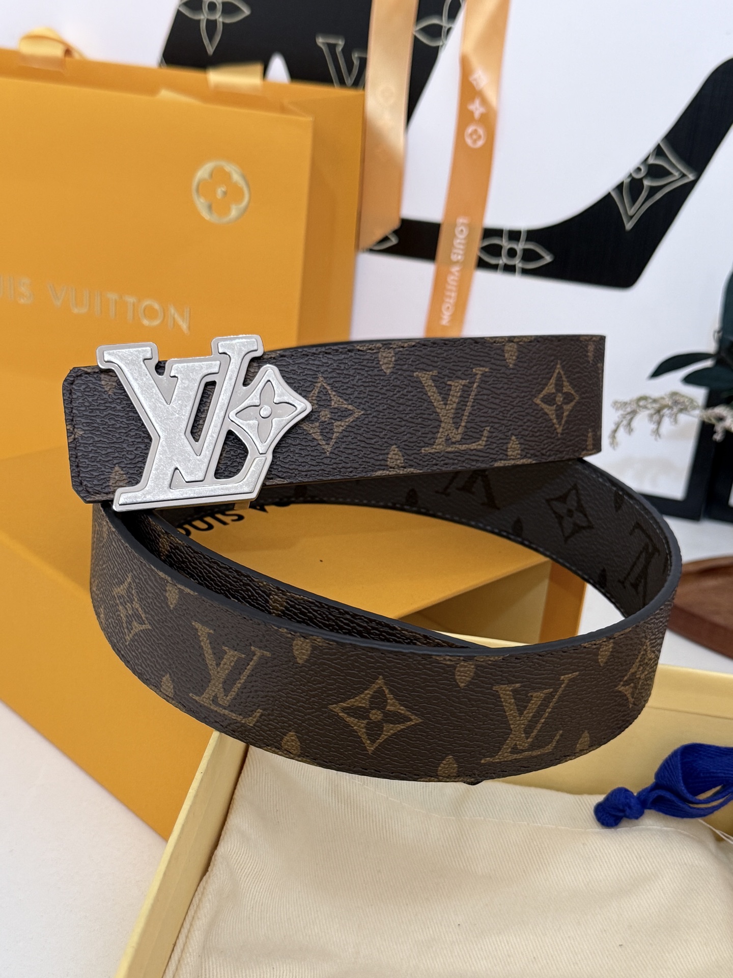 LV双面色老花拼接LV花扣皮带｜40mm标准宽度           经典深浅老花对拼带身，内里厚实头层牛皮衬底， 做工