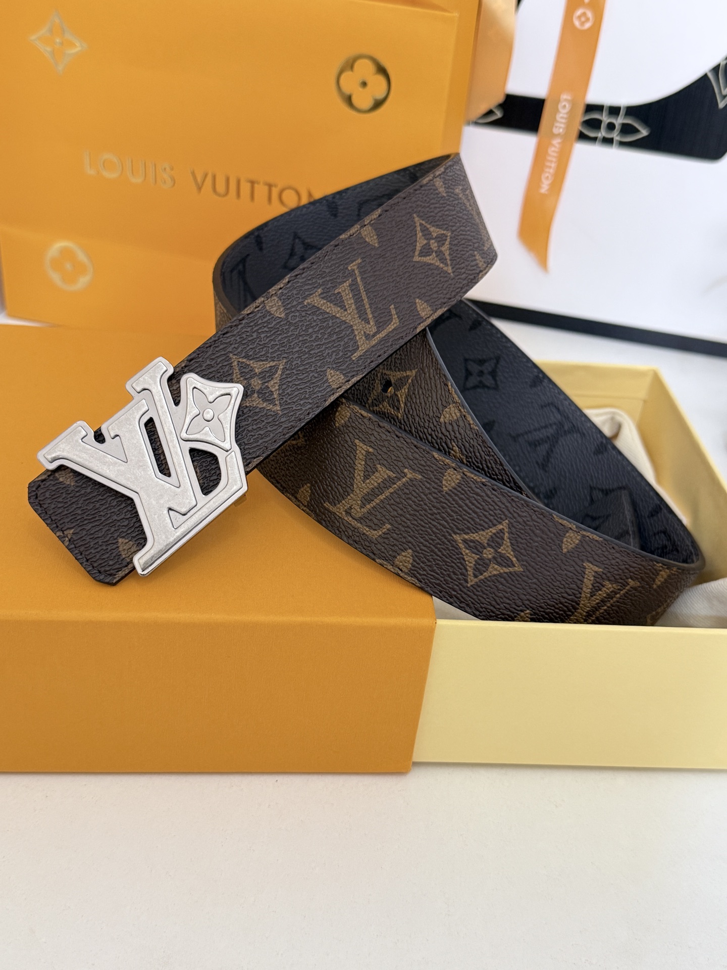 LV双面色老花拼接LV花扣皮带|40mm标准宽度 经典深浅老花对拼带身,内里厚实头层牛皮衬底, 做工 LV双面色老花拼接LV花扣皮带|40mm标准宽度 经典深浅老花对拼带身,内里厚实头层牛皮衬底, 做工