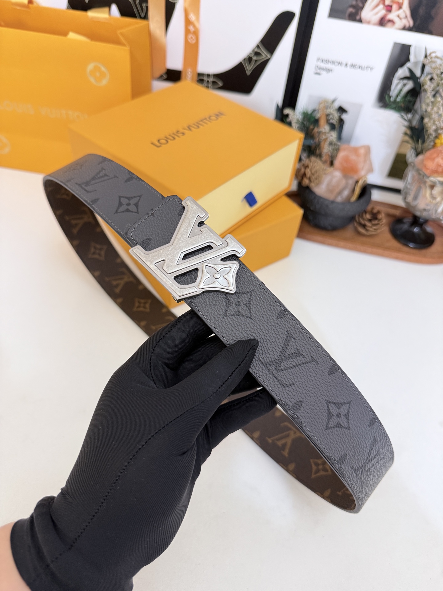 LV双面色老花拼接LV花扣皮带｜40mm标准宽度           经典深浅老花对拼带身，内里厚实头层牛皮衬底， 做工