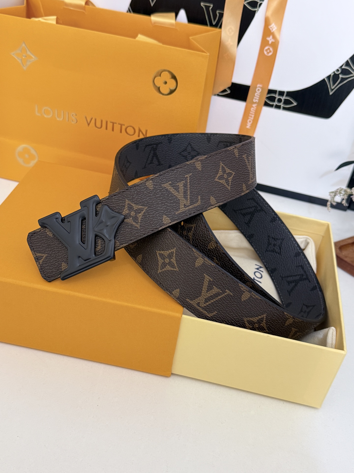 LV双面色老花拼接LV花扣皮带｜40mm标准宽度           经典深浅老花对拼带身，内里厚实头层牛皮衬底， 做工