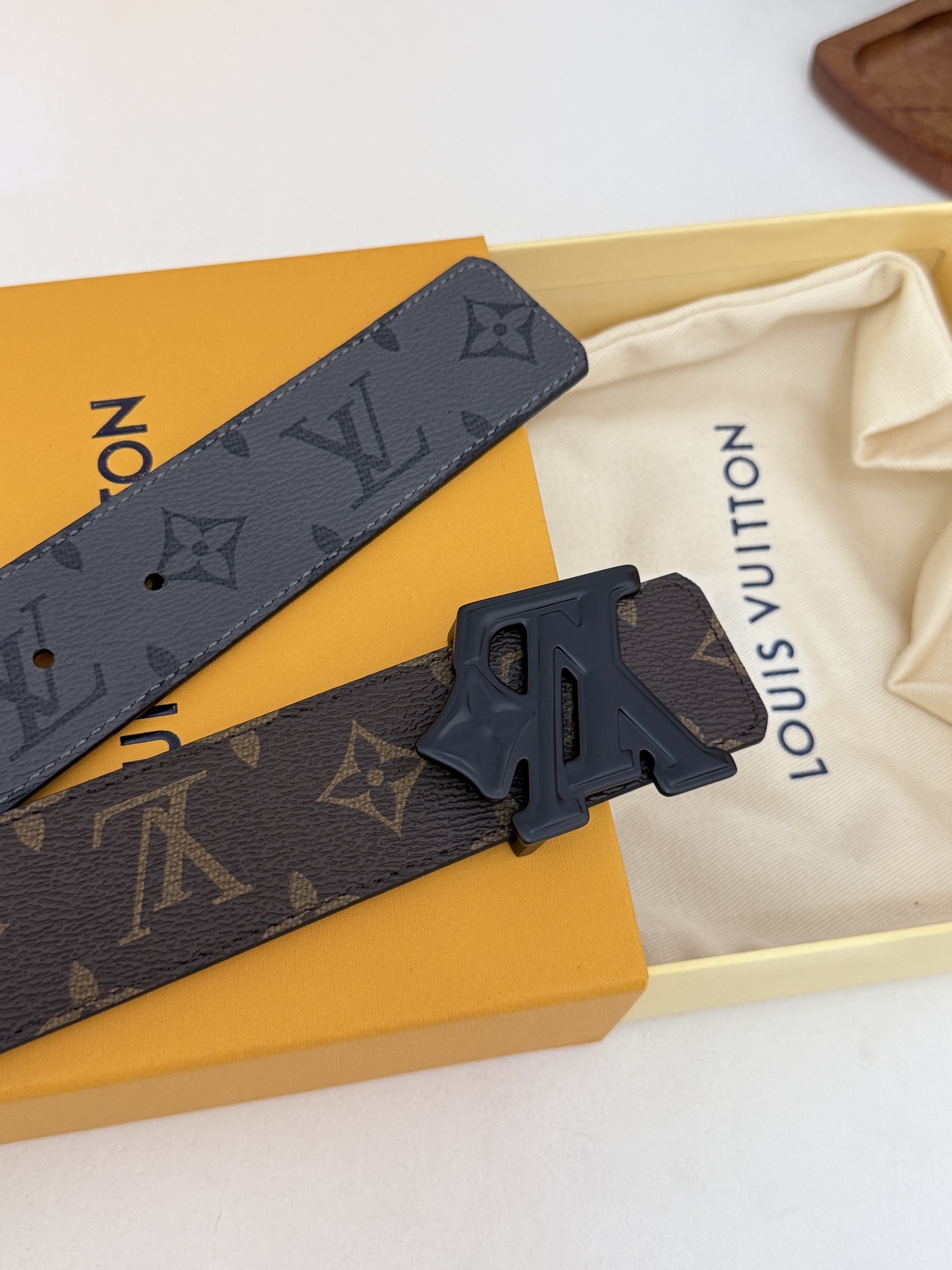 LV双面色老花拼接LV花扣皮带｜40mm标准宽度           经典深浅老花对拼带身，内里厚实头层牛皮衬底， 做工