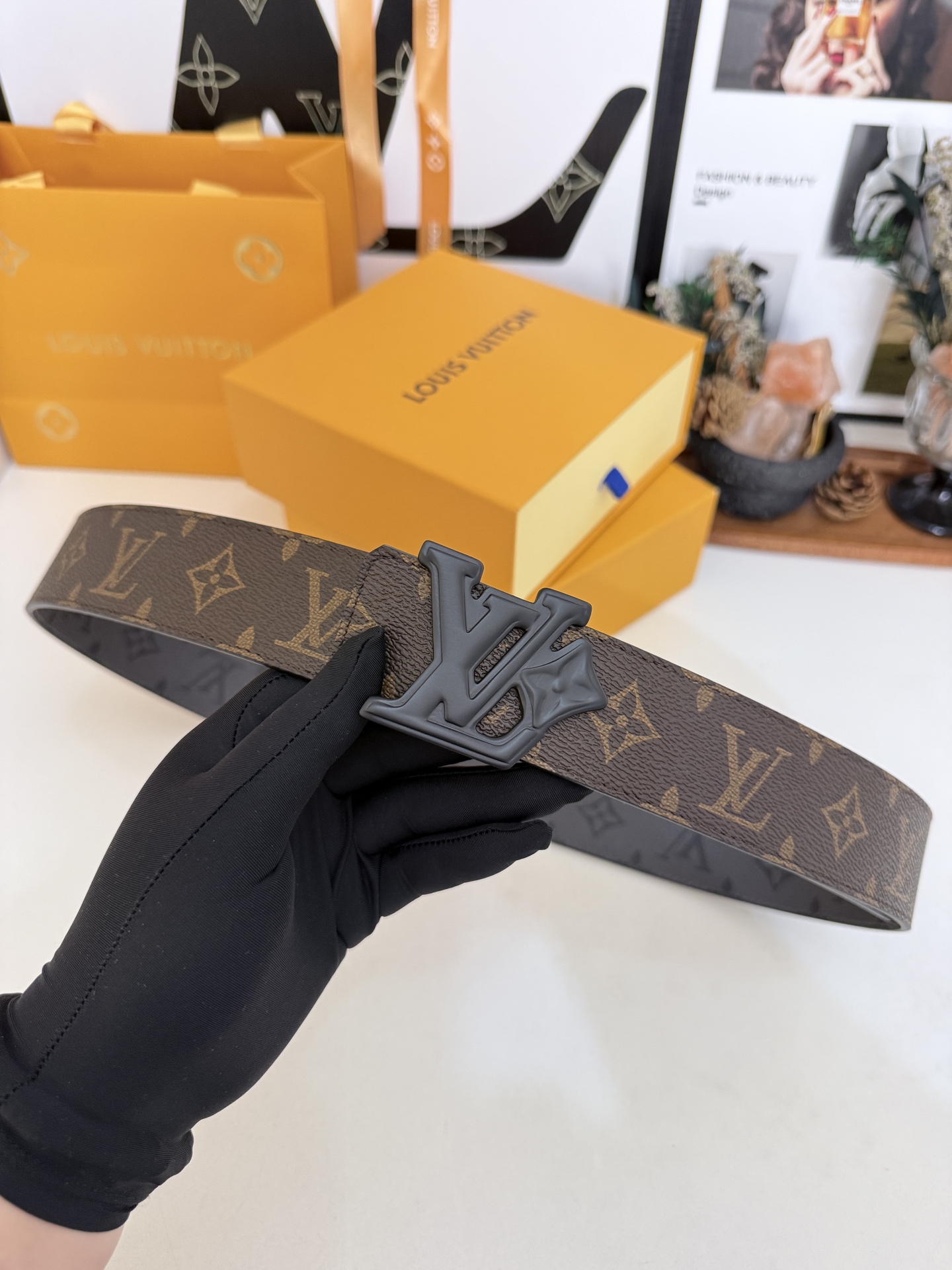 LV双面色老花拼接LV花扣皮带｜40mm标准宽度           经典深浅老花对拼带身，内里厚实头层牛皮衬底， 做工