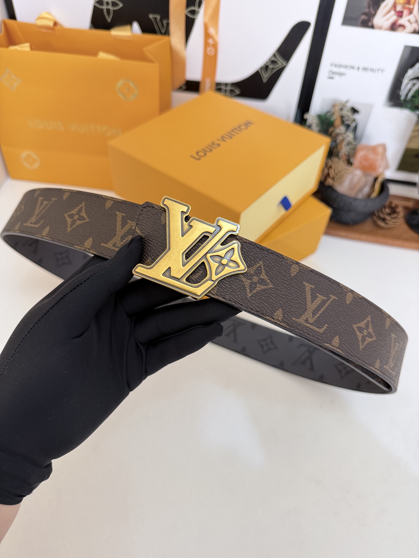 LV双面色老花拼接LV花扣皮带｜40mm标准宽度           经典深浅老花对拼带身，内里厚实头层牛皮衬底， 做工