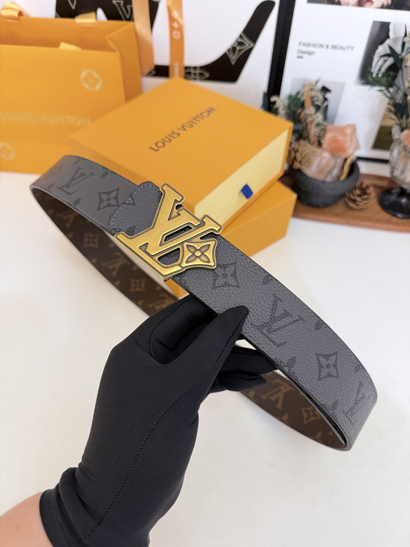 LV双面色老花拼接LV花扣皮带｜40mm标准宽度           经典深浅老花对拼带身，内里厚实头层牛皮衬底， 做工