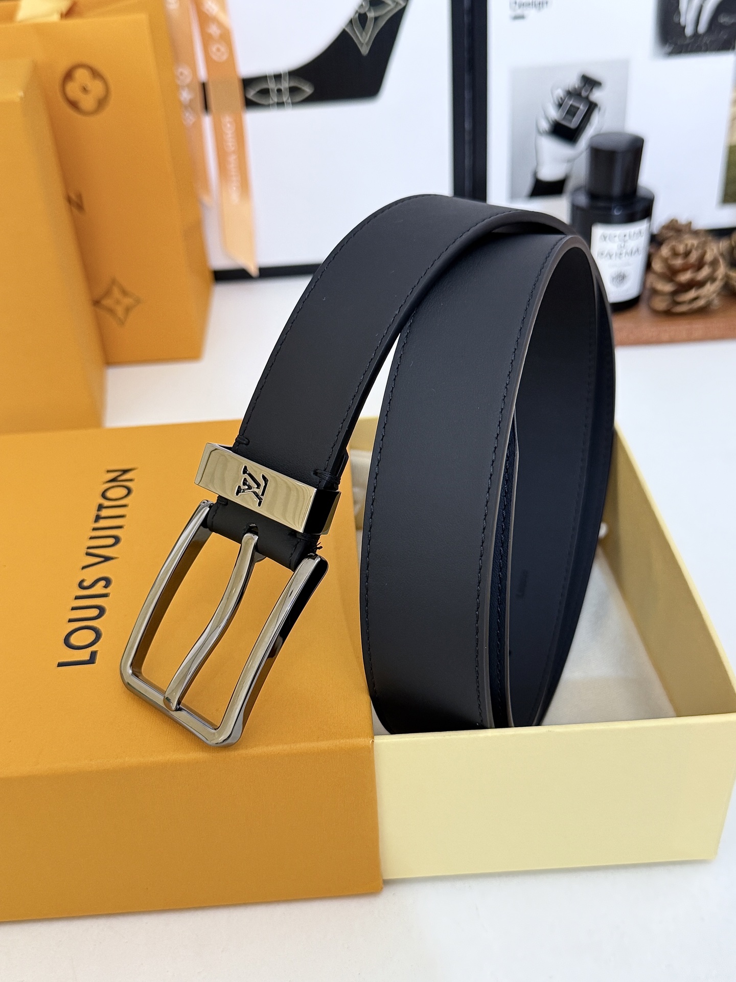 LV纯黑平纹商务针扣皮带|35mm宽度 甄选细腻哑光平纹牛皮,精密双线车缝加固,皮身挺括耐磨,内里 LV纯黑平纹商务针扣皮带|35mm宽度 甄选细腻哑光平纹牛皮,精密双线车缝加固,皮身挺括耐磨,内里