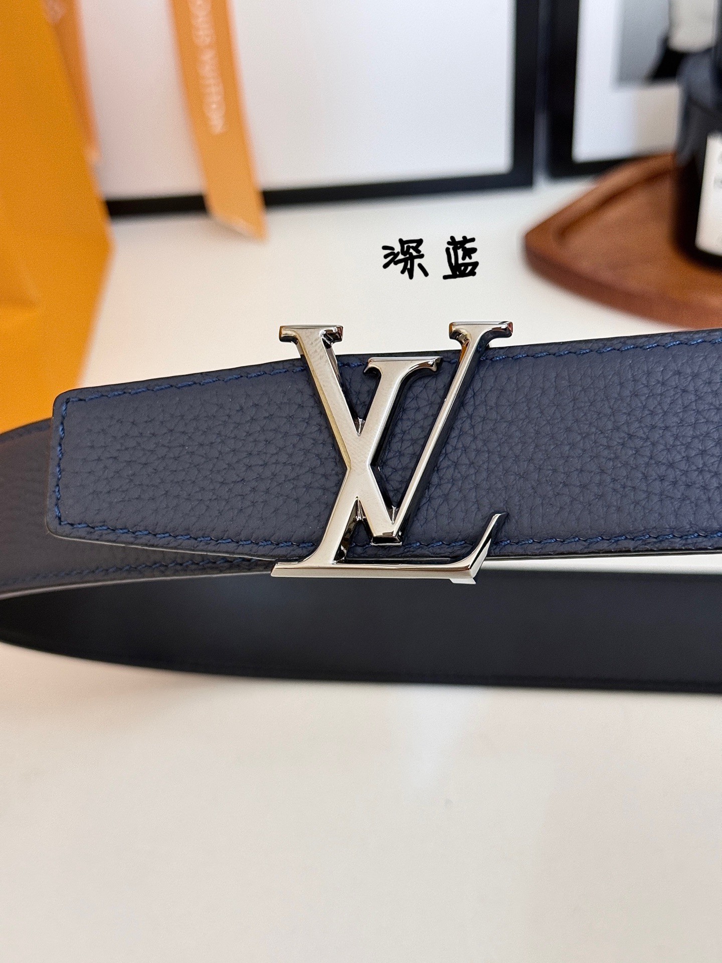 LV荔枝纹亮枪LV标扣皮带｜35mm宽度             整块甄选饱满荔枝纹牛皮，肌理立体细腻，柔韧耐弯折，内里