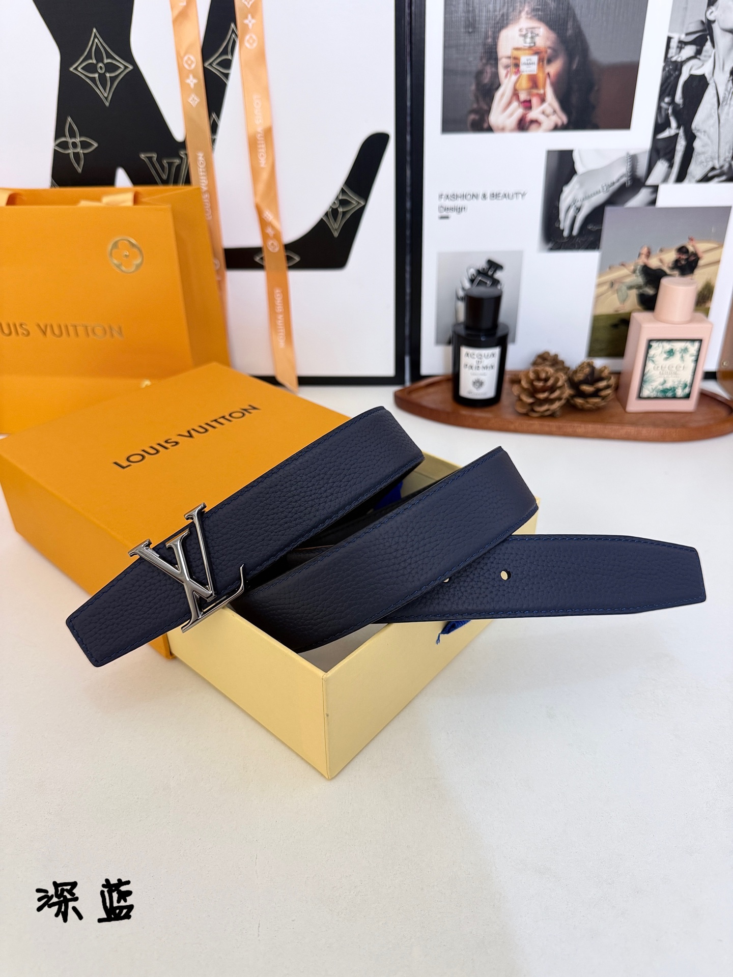 LV荔枝纹亮枪LV标扣皮带｜35mm宽度             整块甄选饱满荔枝纹牛皮，肌理立体细腻，柔韧耐弯折，内里