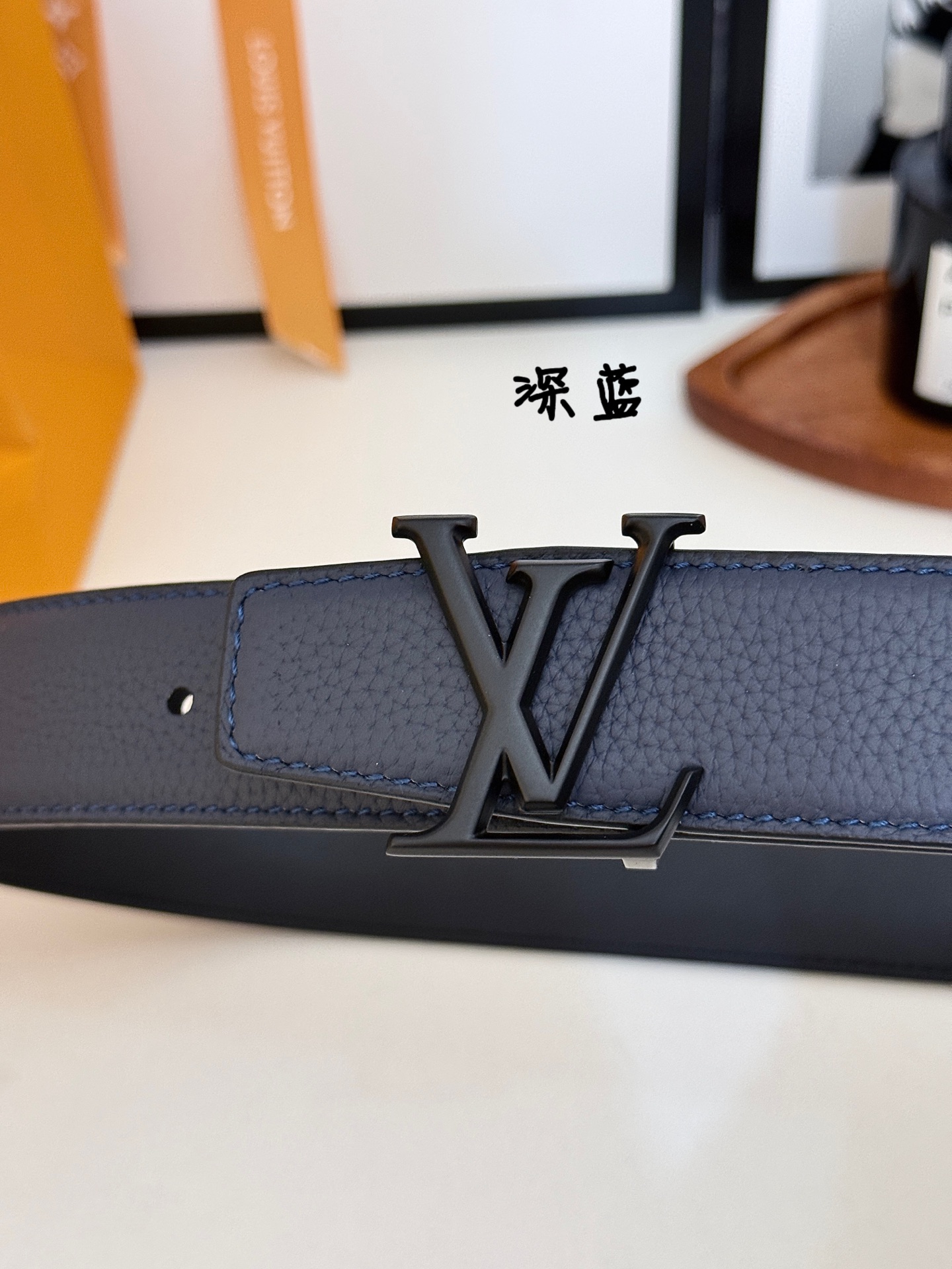 LV荔枝纹哑黑LV标扣皮带|35mm宽度 整块甄选饱满荔枝纹牛皮,肌理立体细腻,柔韧耐弯折,内里 LV荔枝纹哑黑LV标扣皮带|35mm宽度 整块甄选饱满荔枝纹牛皮,肌理立体细腻,柔韧耐弯折,内里