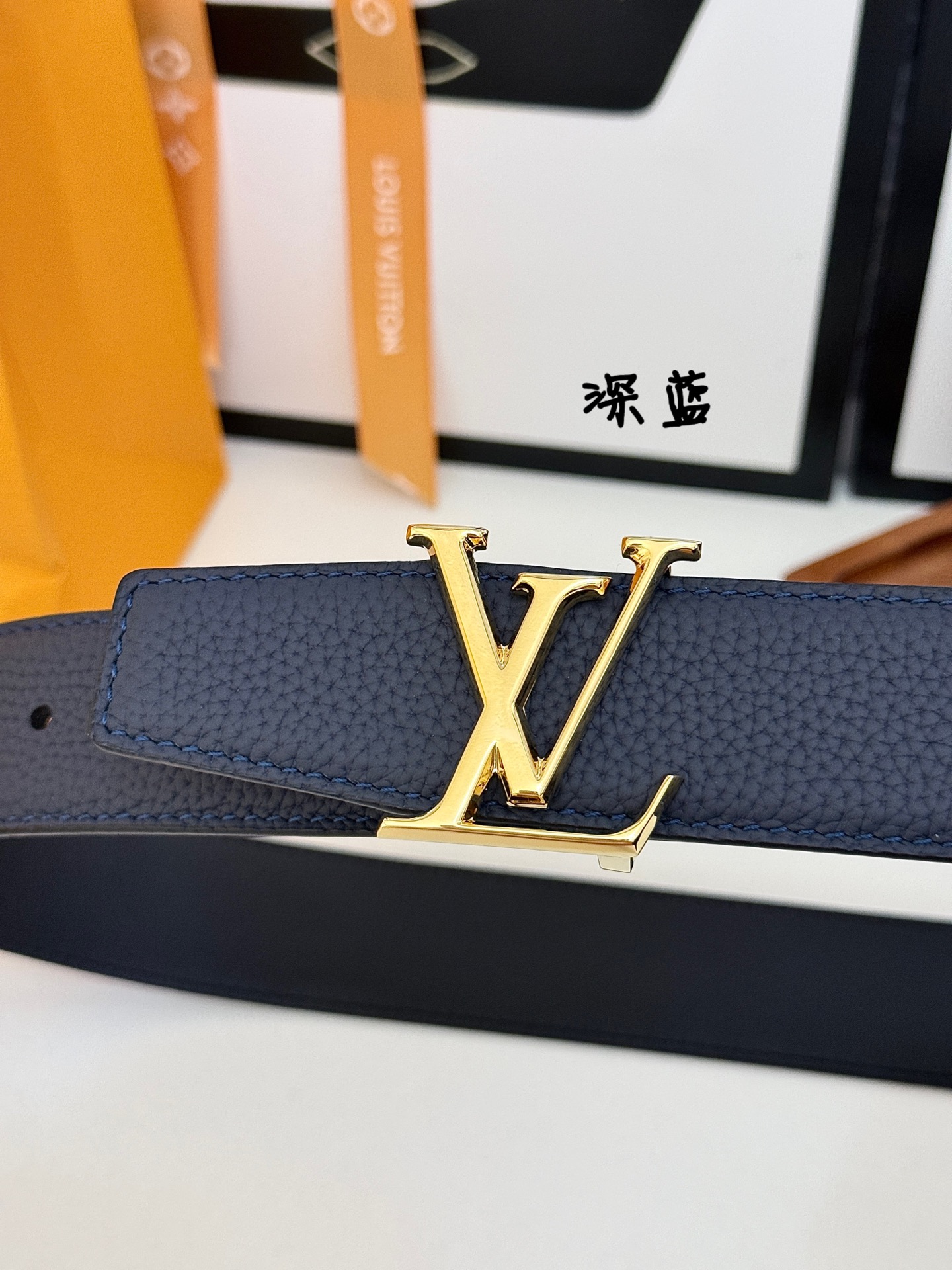LV荔枝纹亮金LV标扣皮带｜35mm宽度             整块甄选饱满荔枝纹牛皮，肌理立体细腻，柔韧耐弯折，内里