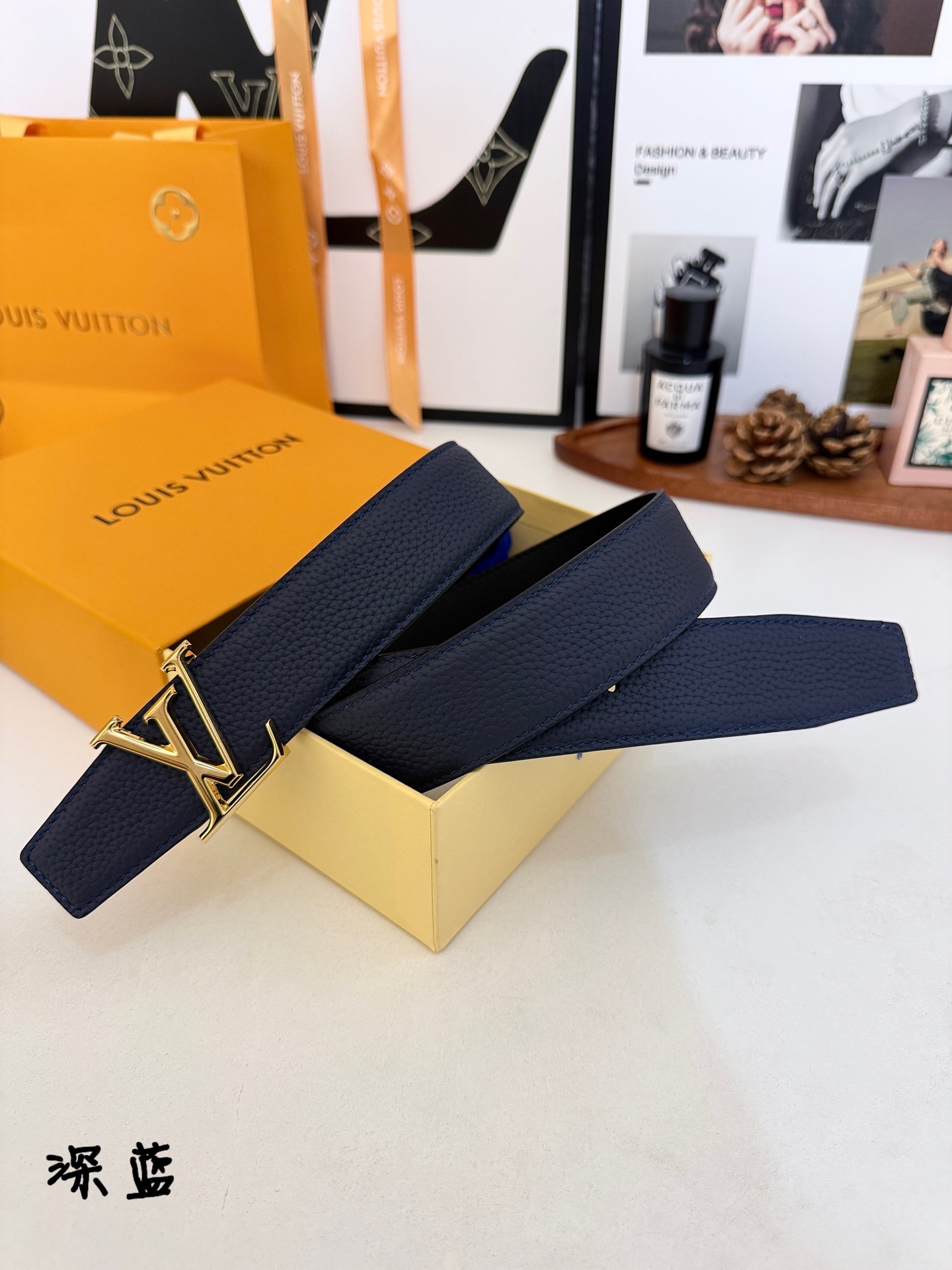 LV荔枝纹亮金LV标扣皮带｜35mm宽度             整块甄选饱满荔枝纹牛皮，肌理立体细腻，柔韧耐弯折，内里