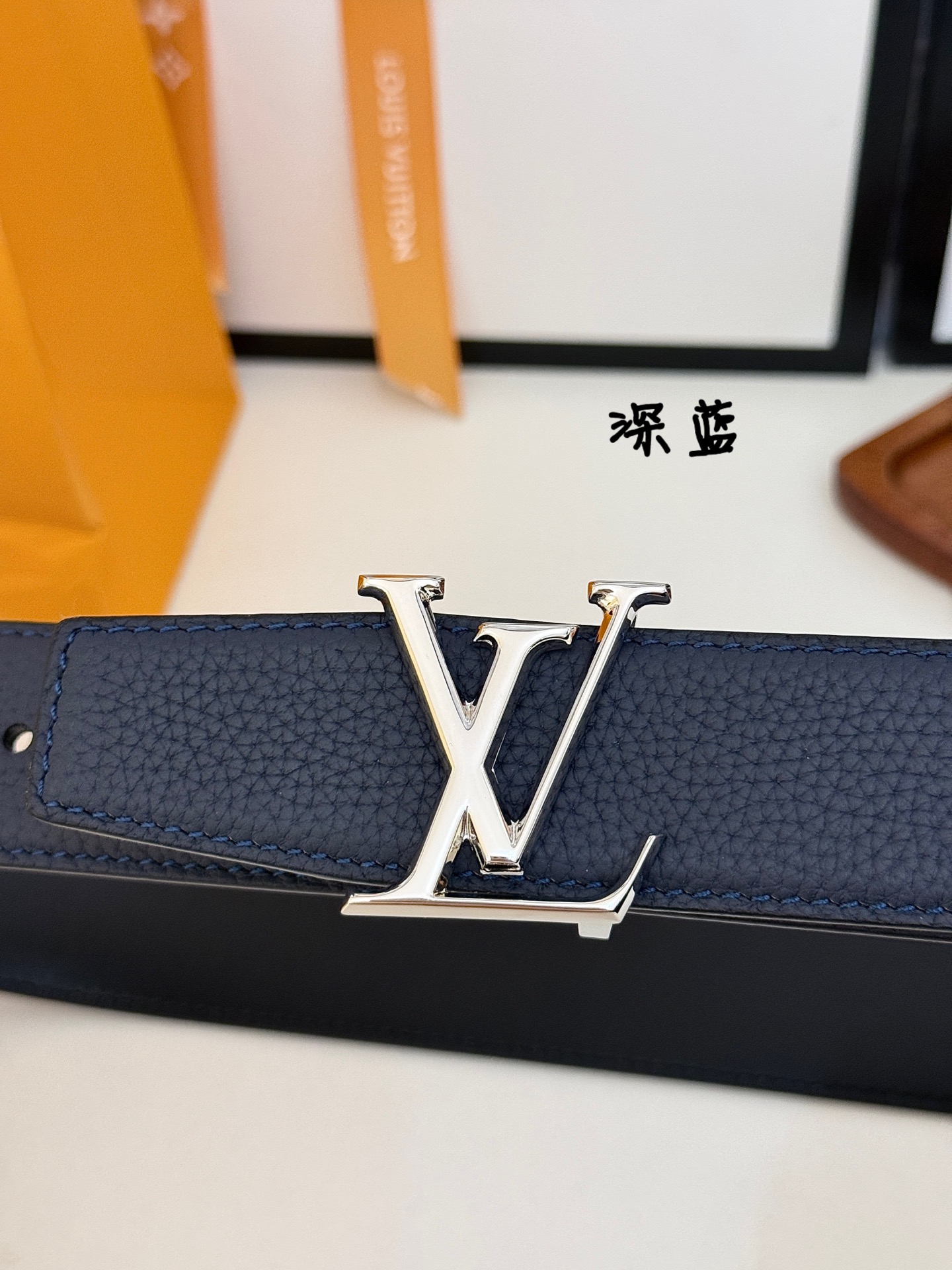 LV荔枝纹亮银LV标扣皮带｜35mm宽度             整块甄选饱满荔枝纹牛皮，肌理立体细腻，柔韧耐弯折，内里