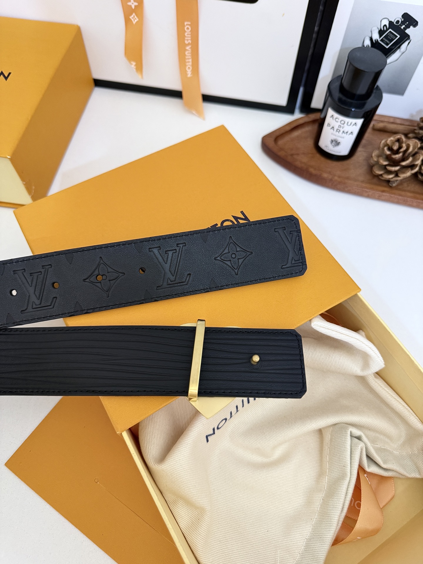 LV全黑压纹爱心LV扣皮带｜40mm标准宽度        原厂哑光压花头层牛皮，搭配顺滑真皮内里，质感出众，爱心红胶金