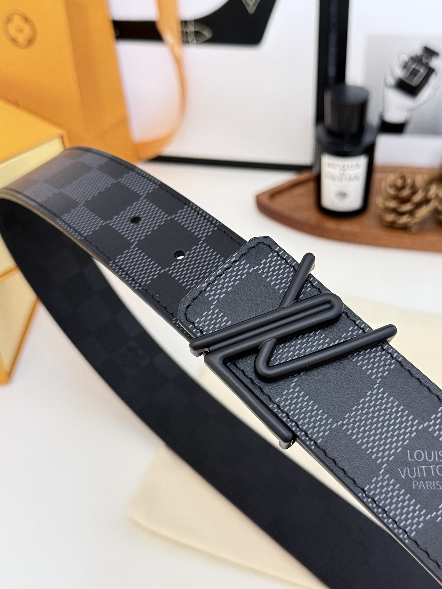 LV黑棋盘流线翻转扣皮带|40mm标准宽幅 酷黑暗纹棋盘格定制面料,双面可佩戴,内里压纹真皮基底,挺括耐磨 LV黑棋盘流线翻转扣皮带|40mm标准宽幅 酷黑暗纹棋盘格定制面料,双面可佩戴,内里压纹真皮基底,挺括耐磨
