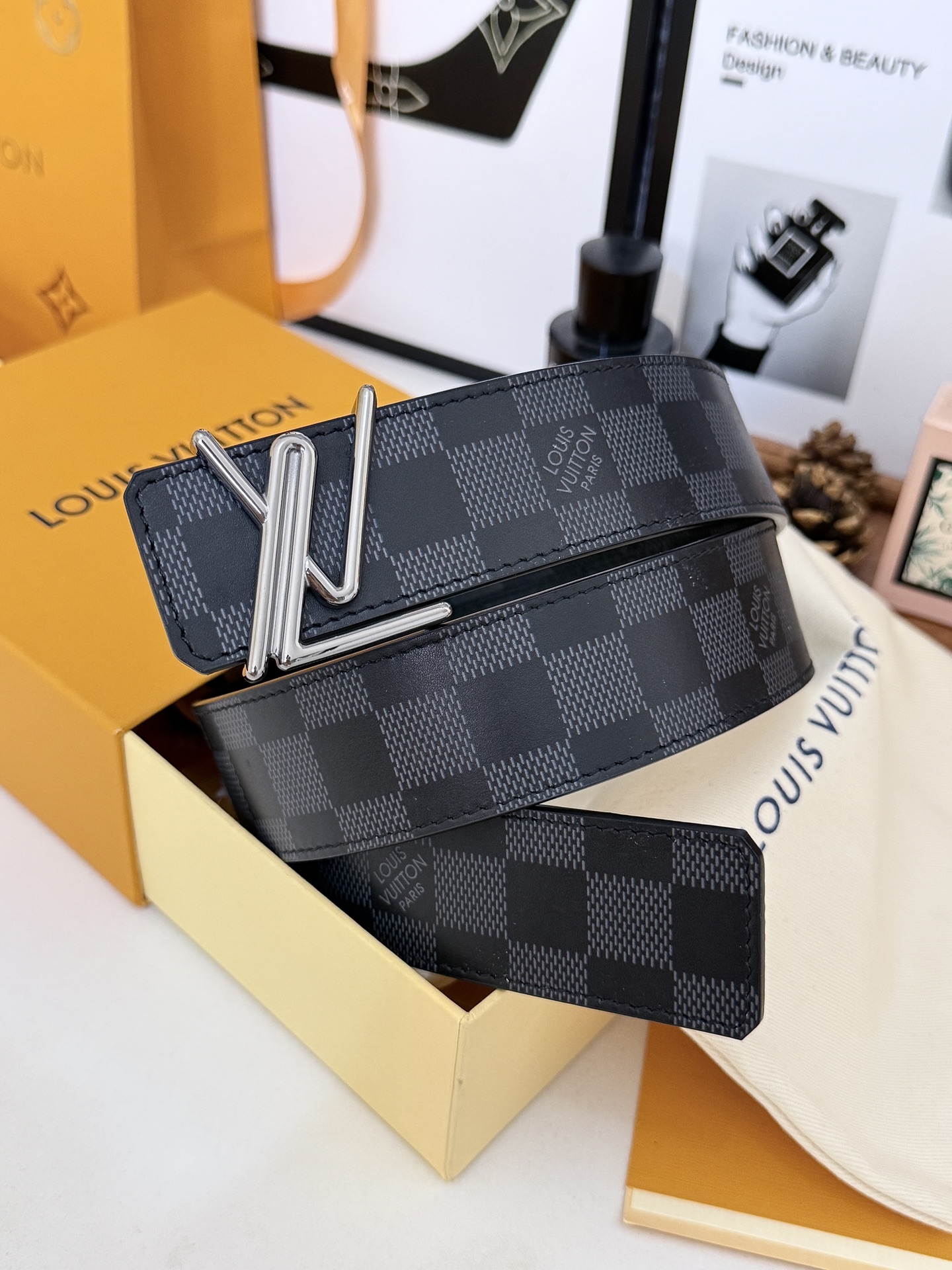 LV黑棋盘流线翻转扣皮带｜40mm标准宽幅        酷黑暗纹棋盘格定制面料，双面可佩戴，内里压纹真皮基底，挺括耐磨