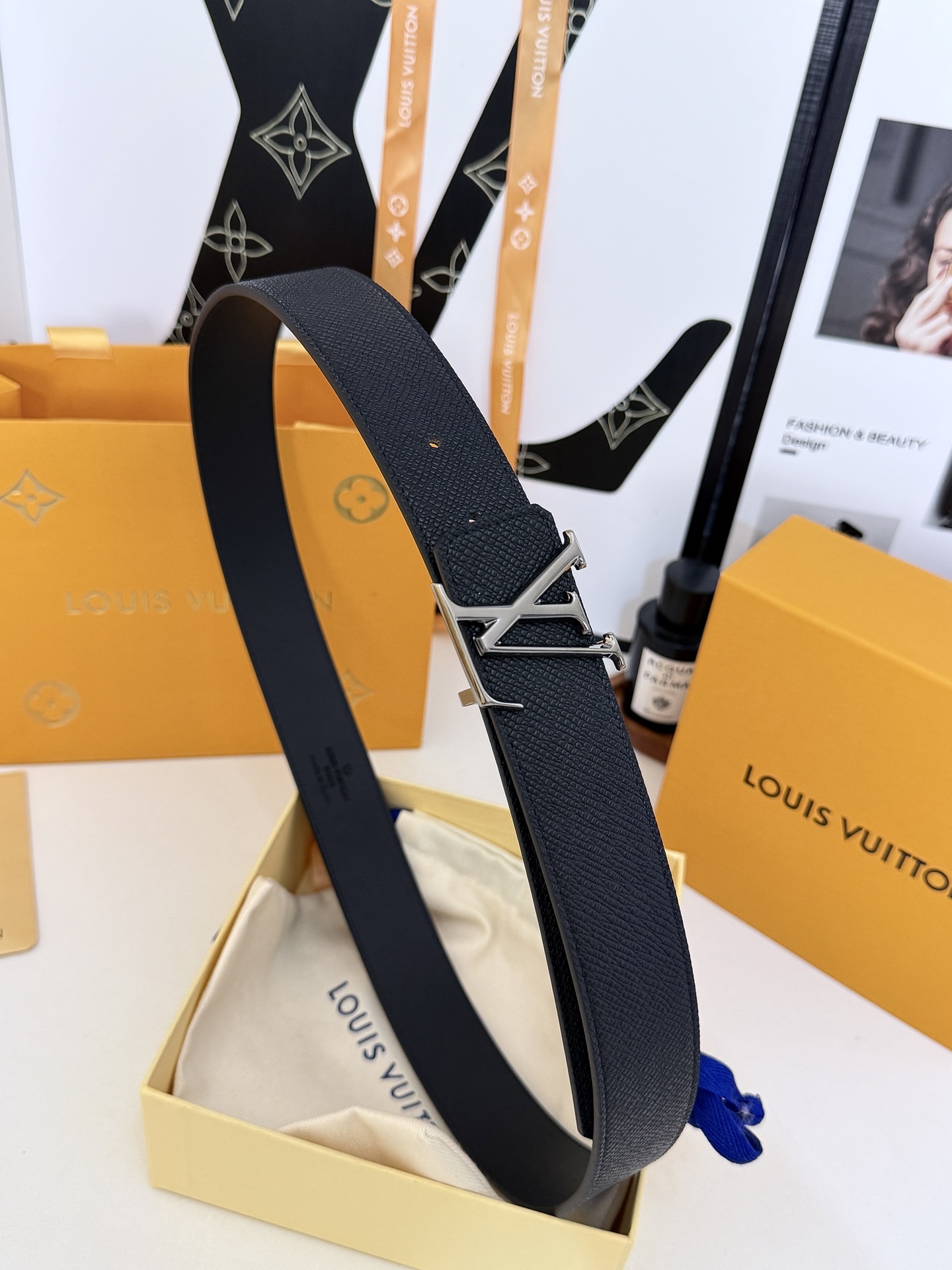 LV十字纹光面LV标皮带｜35mm宽幅        高密颗粒十字纹牛皮面料，双面可用真皮基底，挺括耐刮久用不变形 亮面