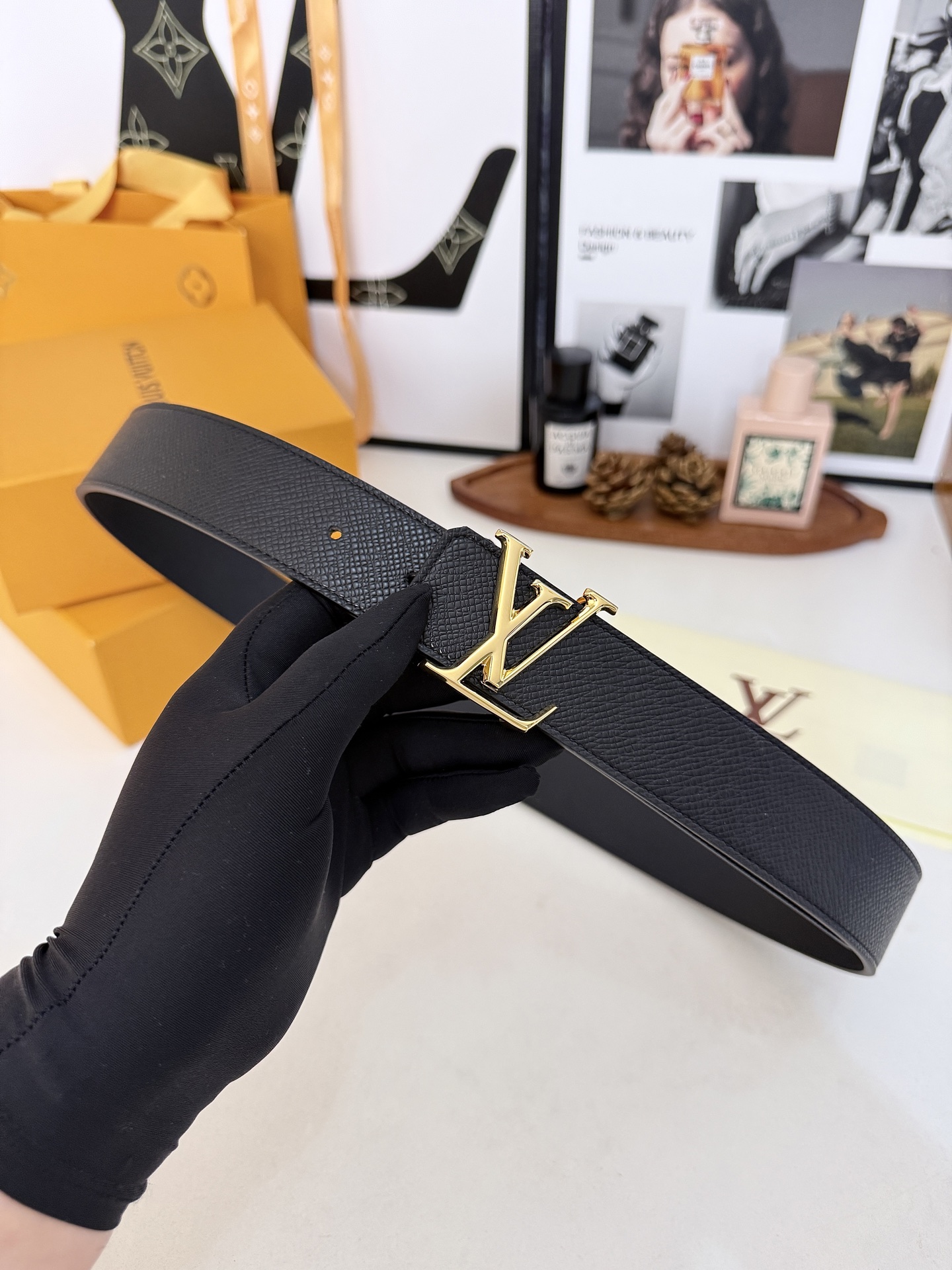 LV十字纹光面LV标皮带｜35mm宽幅        高密颗粒十字纹牛皮面料，双面可用真皮基底，挺括耐刮久用不变形 亮面