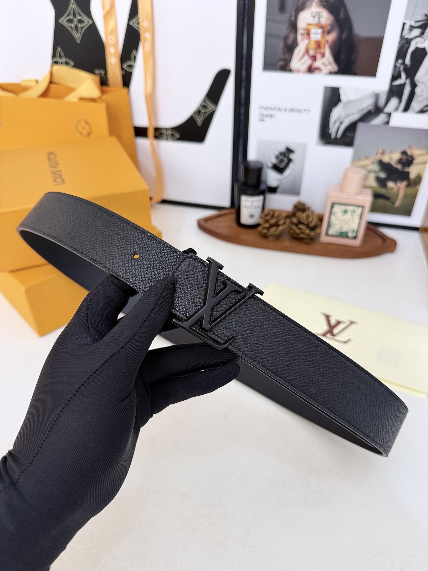 LV十字纹哑面LV标皮带｜35mm宽幅        高密颗粒十字纹牛皮面料，双面可用真皮基底，挺括耐刮久用不变形 哑黑