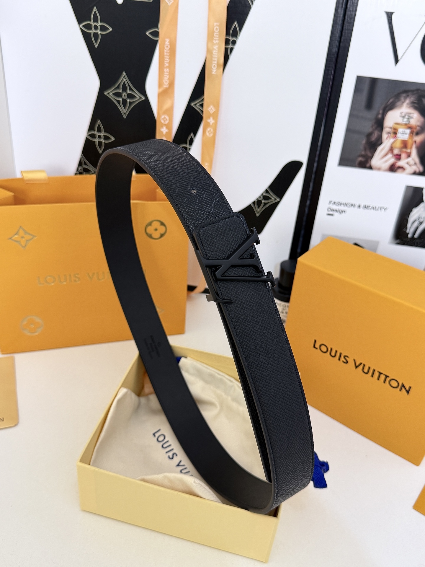LV十字纹哑面LV标皮带｜35mm宽幅        高密颗粒十字纹牛皮面料，双面可用真皮基底，挺括耐刮久用不变形 哑黑