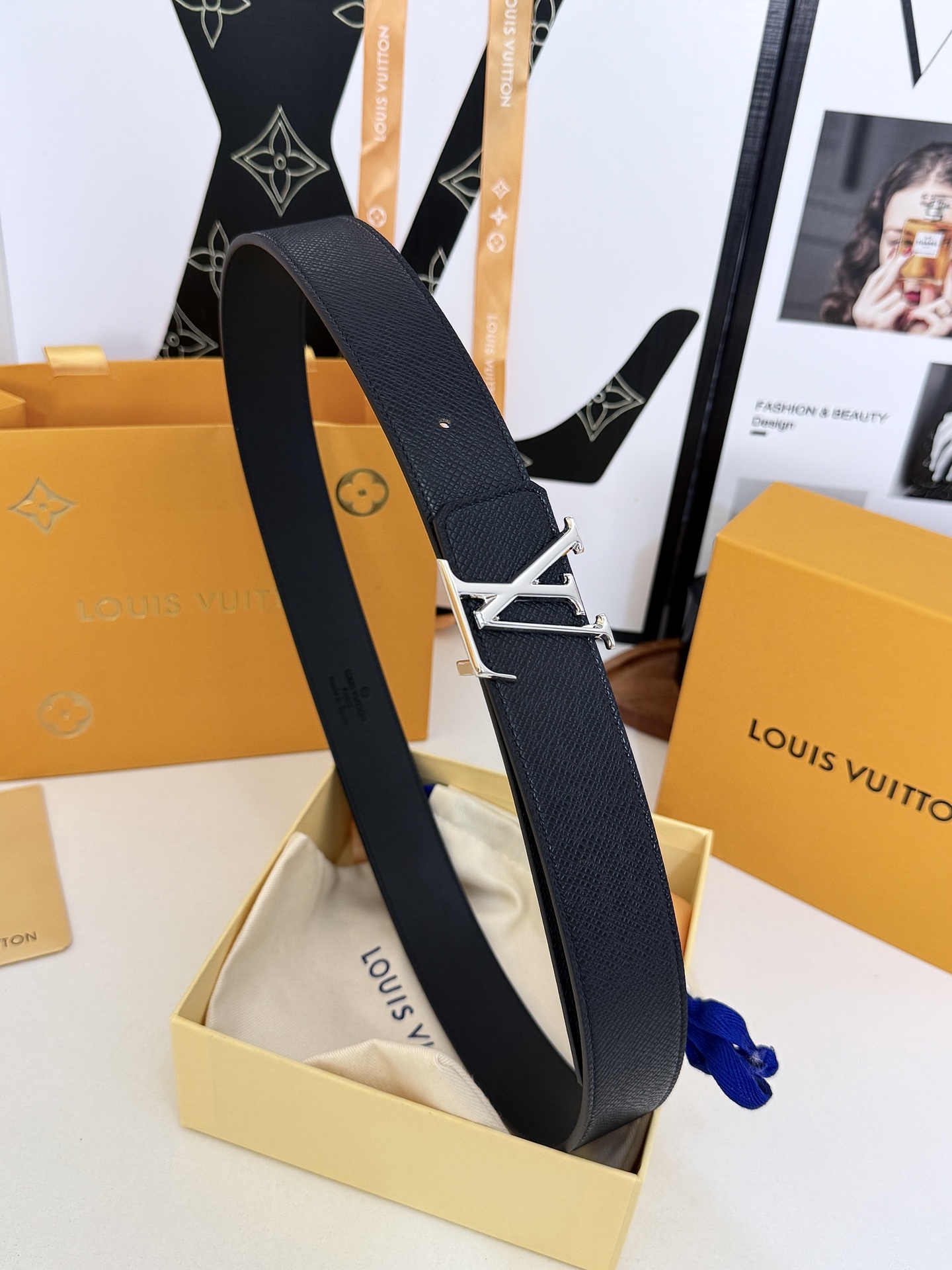 LV十字纹光面LV标皮带｜35mm宽幅        高密颗粒十字纹牛皮面料，双面可用真皮基底，挺括耐刮久用不变形 亮面
