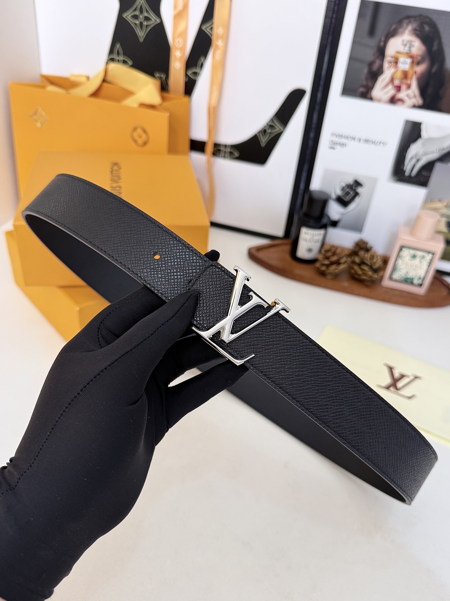 LV十字纹光面LV标皮带｜35mm宽幅        高密颗粒十字纹牛皮面料，双面可用真皮基底，挺括耐刮久用不变形 亮面