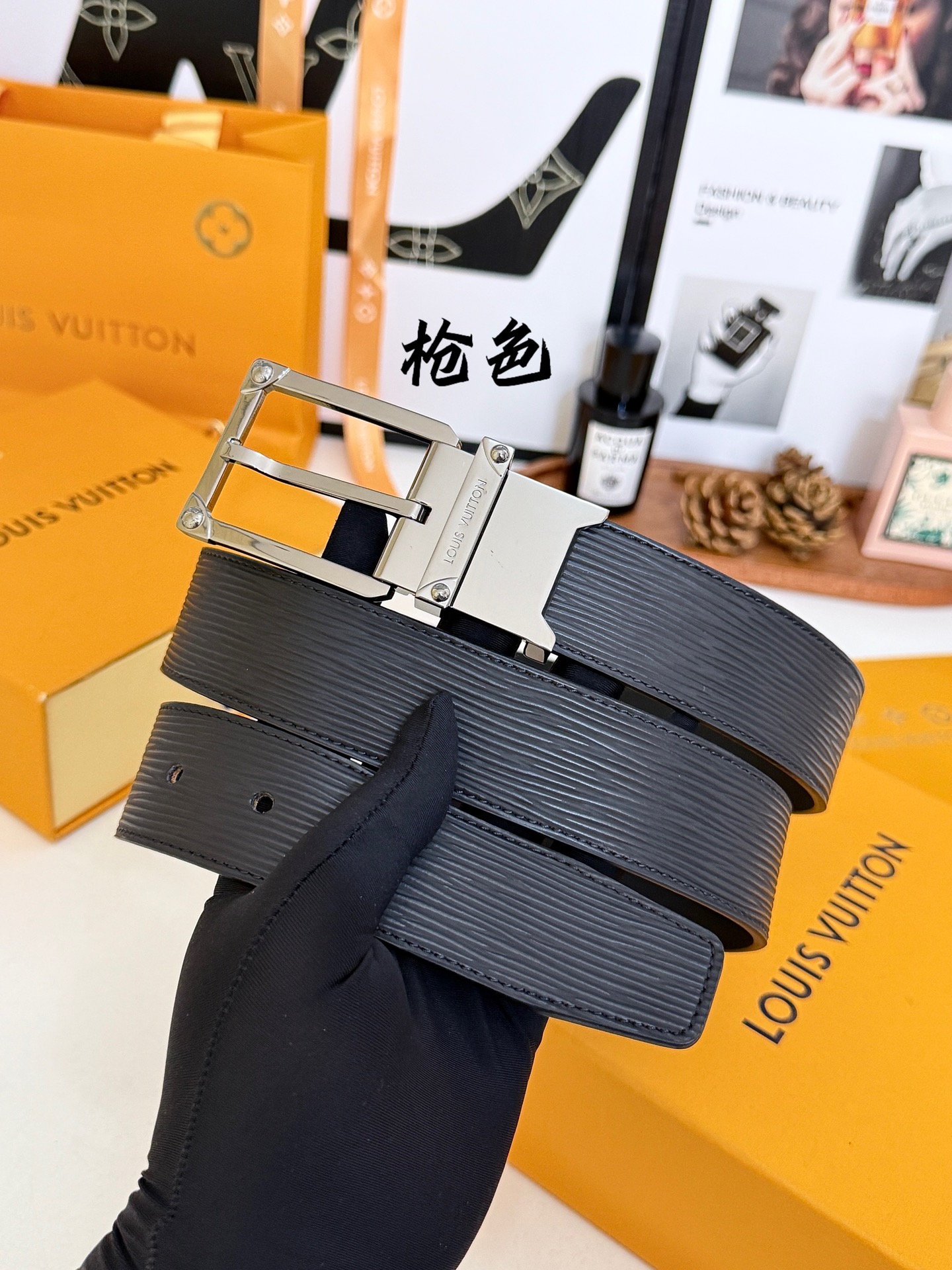 LV水波纹针扣皮带｜35mm窄版宽度          原厂立体水波压纹皮料，顺滑细腻柔韧内里，质感拉满、亮枪方正针式金