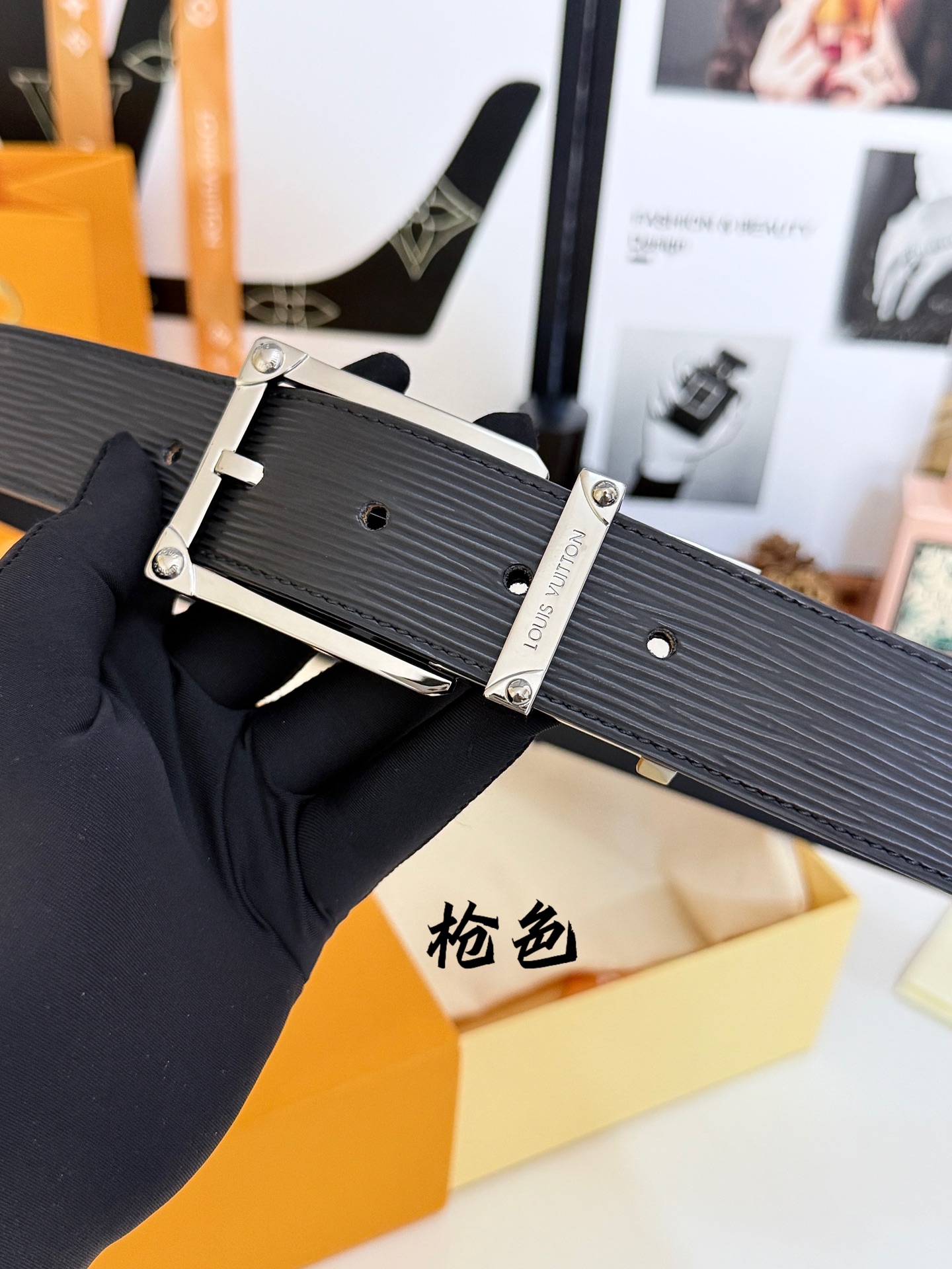 LV水波纹针扣皮带｜35mm窄版宽度          原厂立体水波压纹皮料，顺滑细腻柔韧内里，质感拉满、亮枪方正针式金
