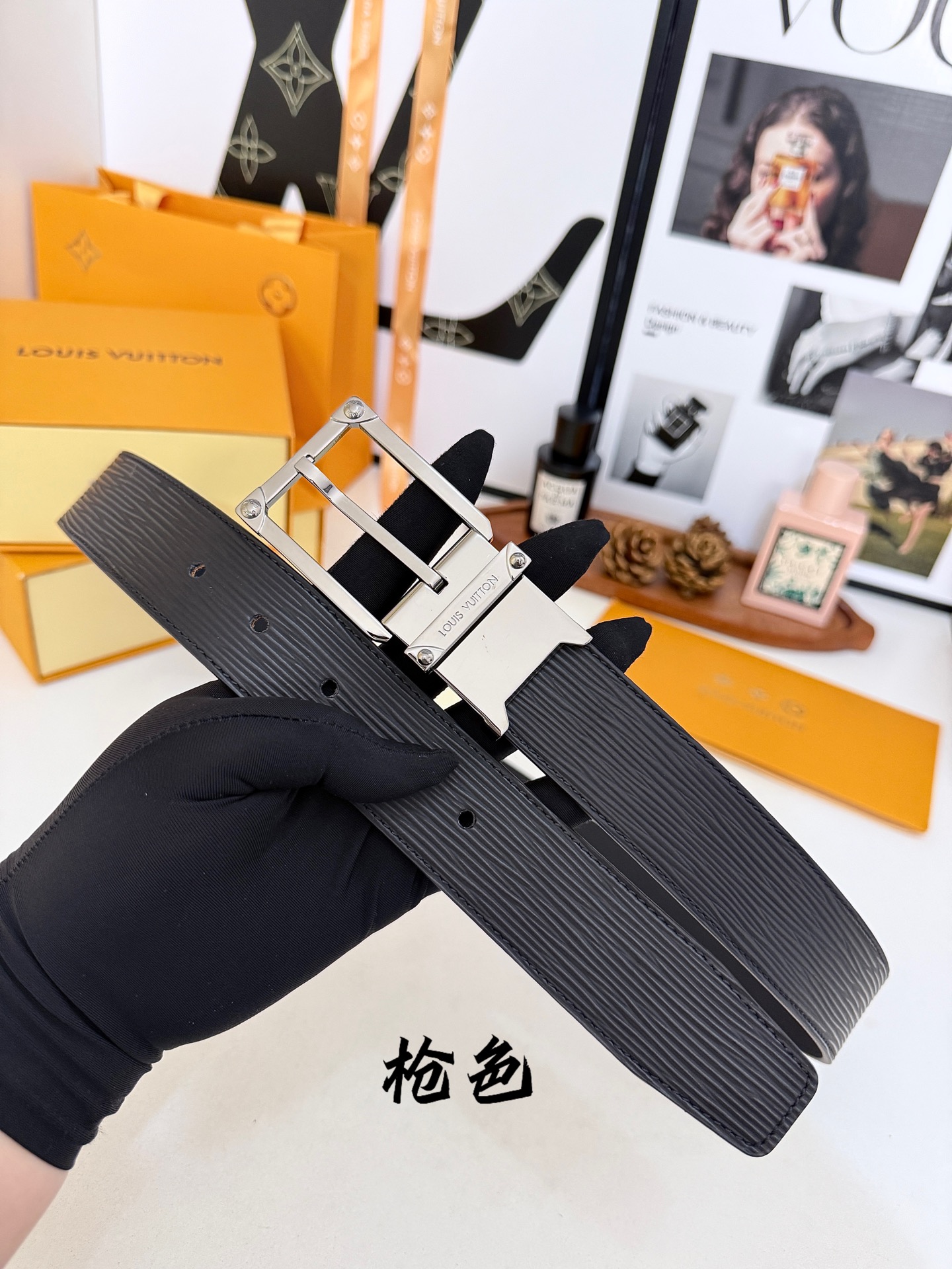 LV水波纹针扣皮带｜35mm窄版宽度          原厂立体水波压纹皮料，顺滑细腻柔韧内里，质感拉满、亮枪方正针式金