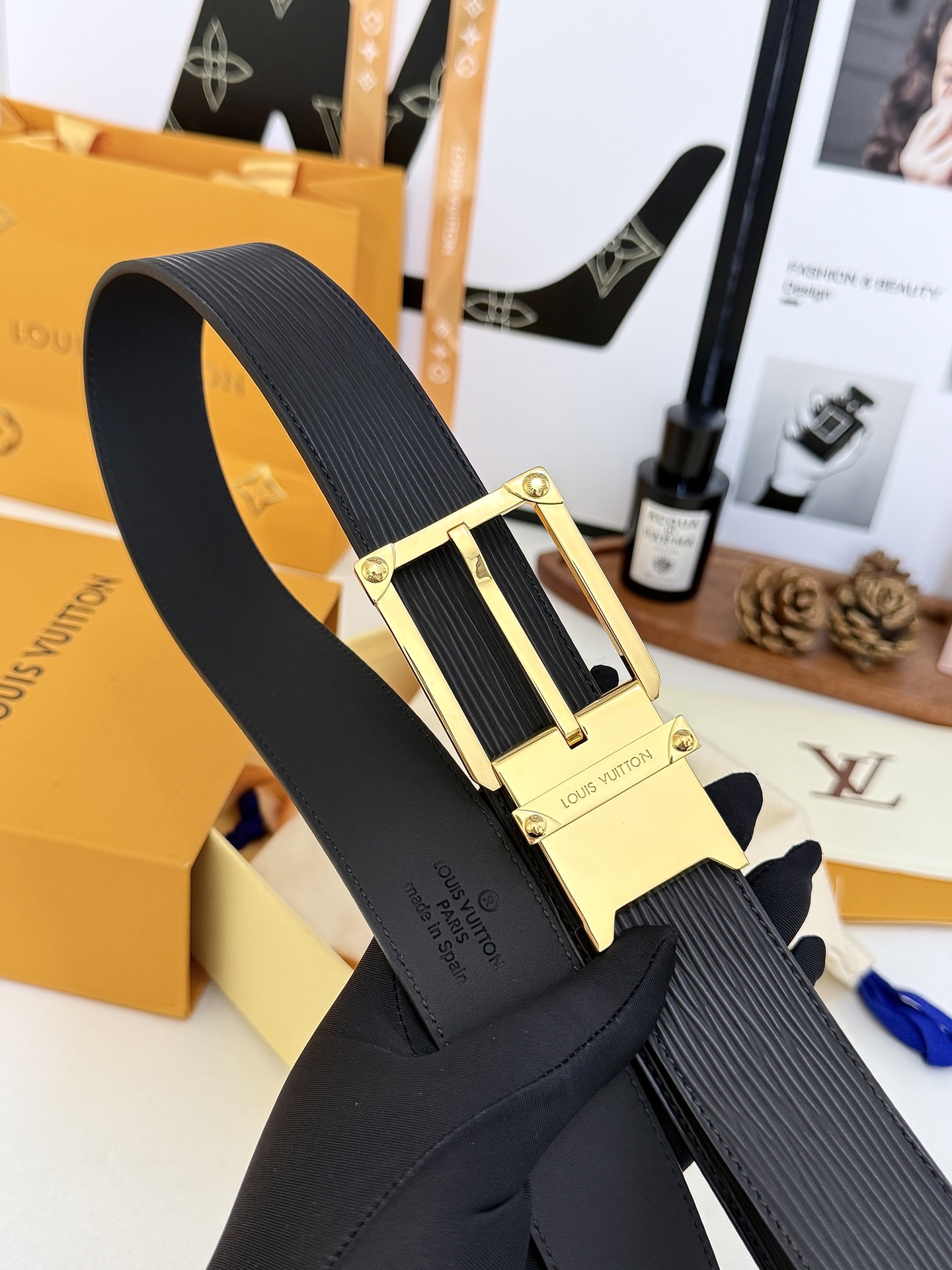 LV水波纹针扣皮带｜35mm窄版宽度          原厂立体水波压纹皮料，顺滑细腻柔韧内里，质感拉满、亮金方正针式金