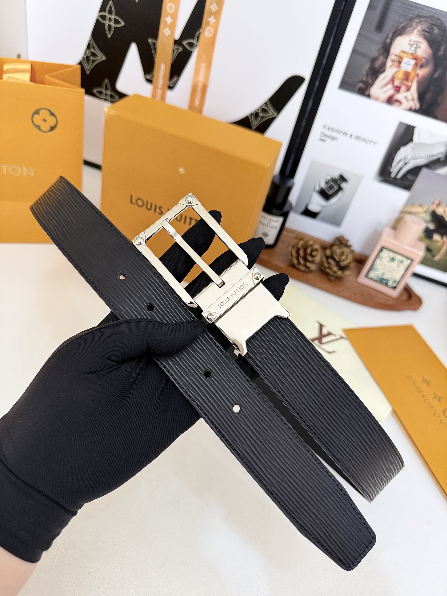LV水波纹针扣皮带｜35mm窄版宽度          原厂立体水波压纹皮料，顺滑细腻柔韧内里，质感拉满、亮银方正针式金
