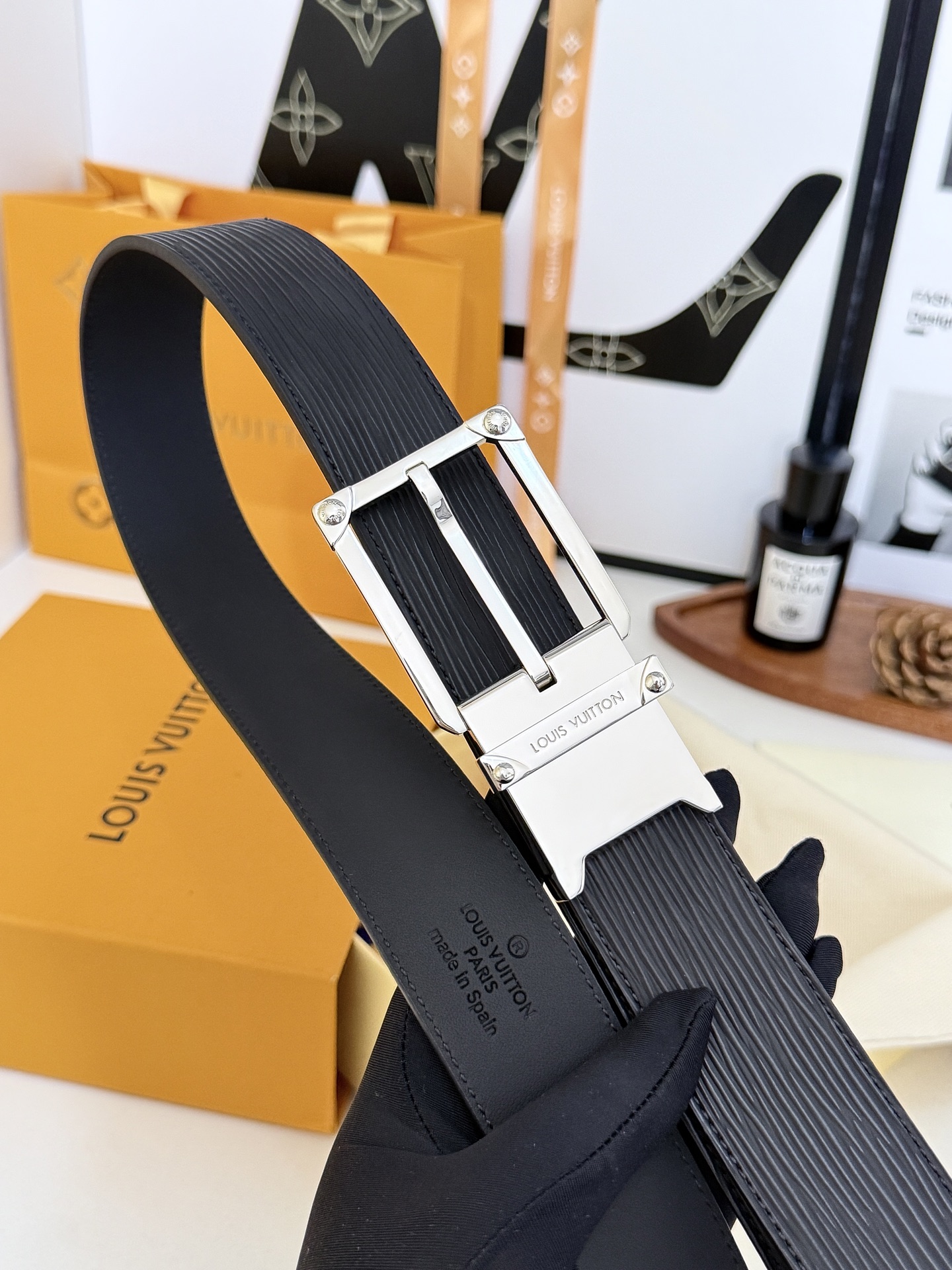 LV水波纹针扣皮带｜35mm窄版宽度          原厂立体水波压纹皮料，顺滑细腻柔韧内里，质感拉满、亮银方正针式金