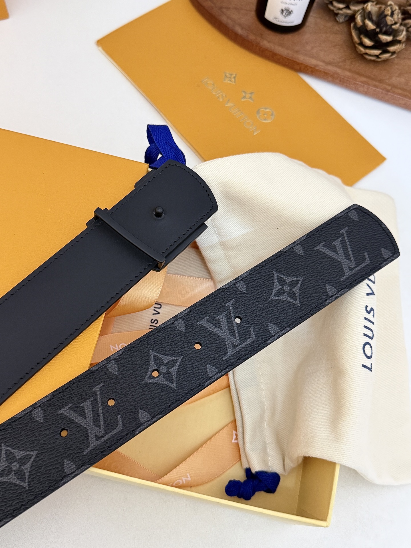 LV黑花旋扣皮带｜40mm标准宽度        原厂暗黑老花涂层皮料，搭配细腻黑皮内里，质感拉满 哑光磨砂立体旋式金属