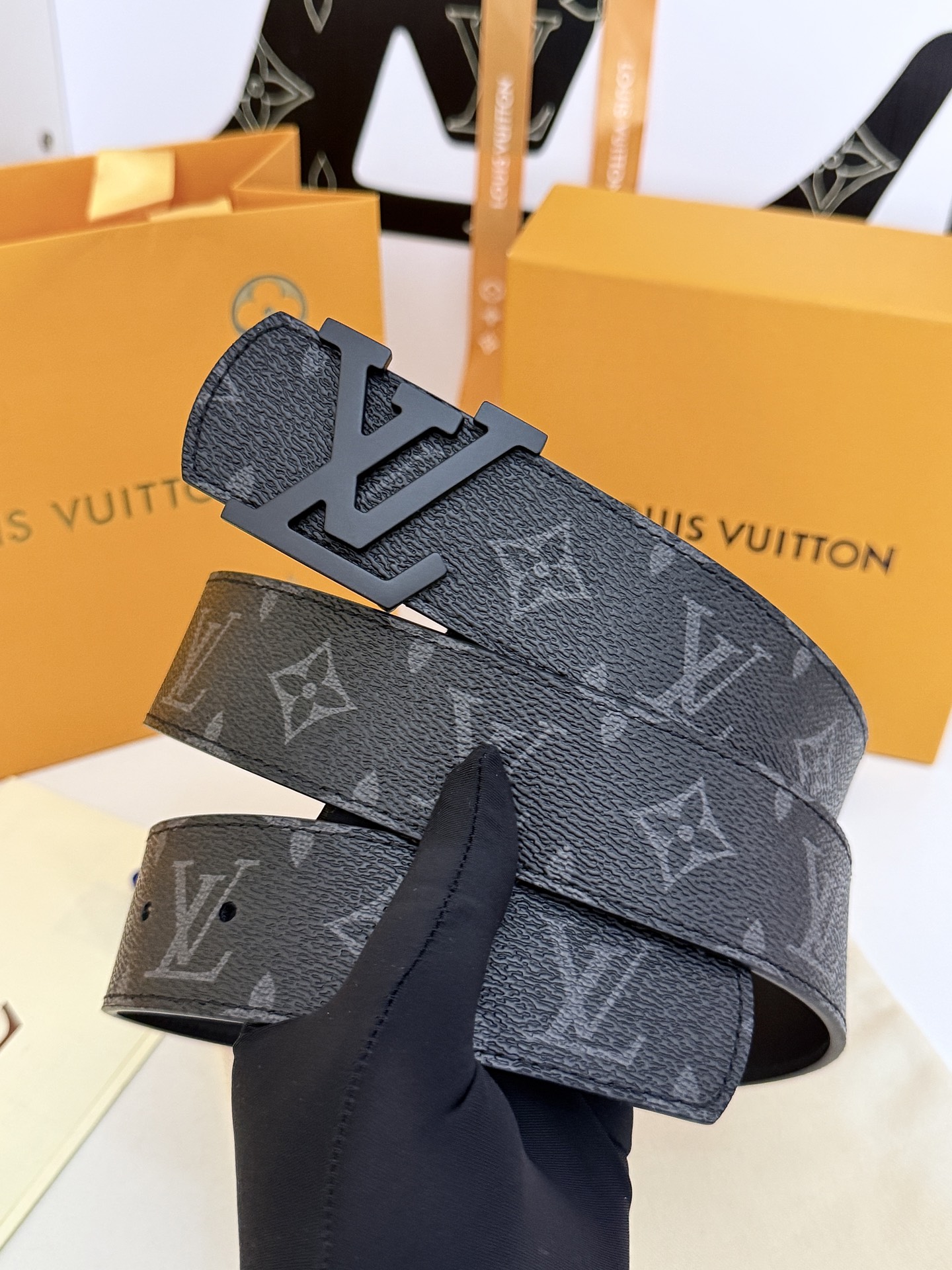 LV黑花旋扣皮带｜40mm标准宽度        原厂暗黑老花涂层皮料，搭配细腻黑皮内里，质感拉满 哑光磨砂立体旋式金属